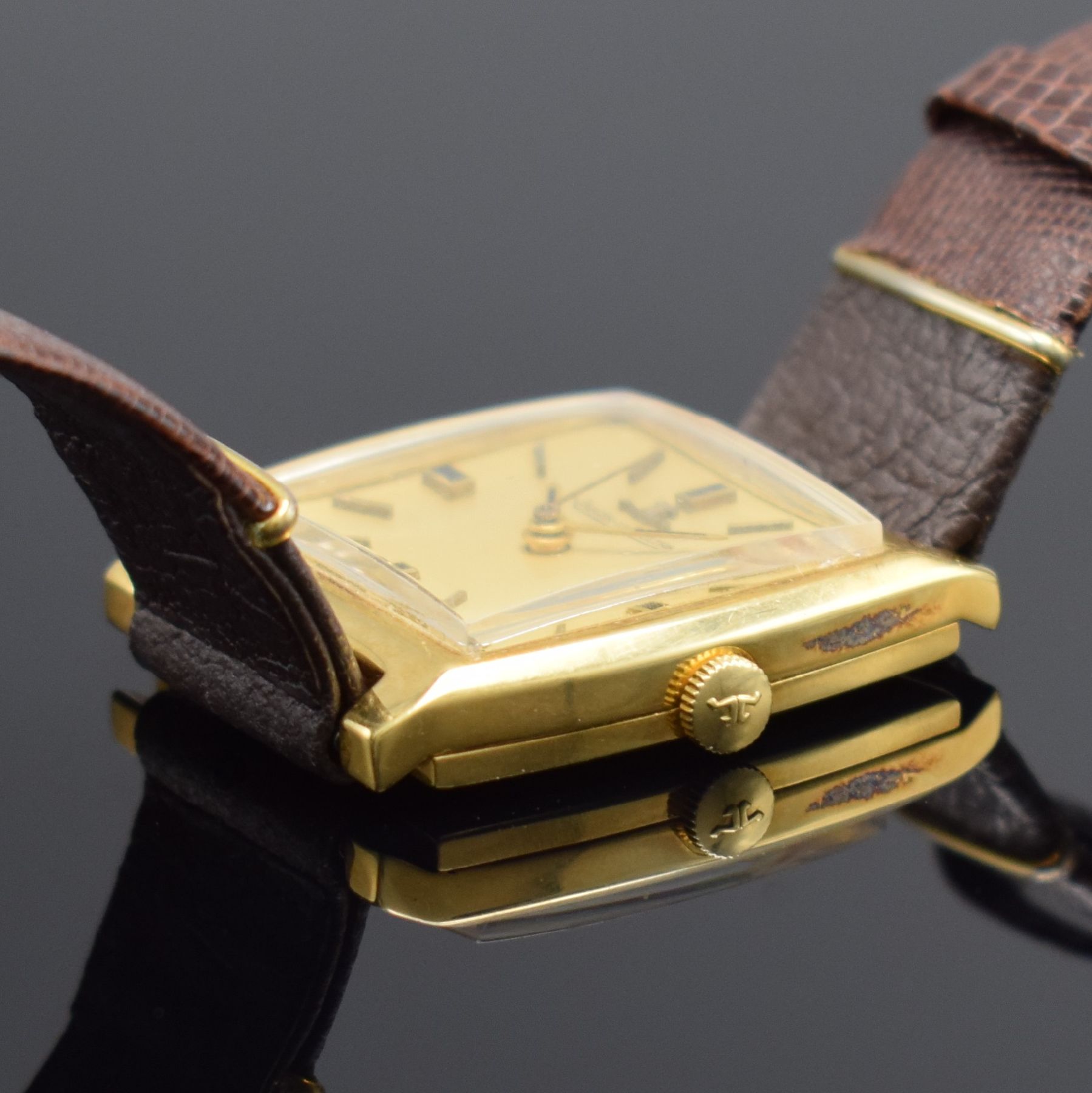 Detail d: Jaeger-LeCoultre Armbanduhr in GG 750/000, Schweiz um 1970, Handaufzug, rechteck. Geh. teils angel., Boden aufgedr., gold. Zifferbl. m. gold. aufges. ...