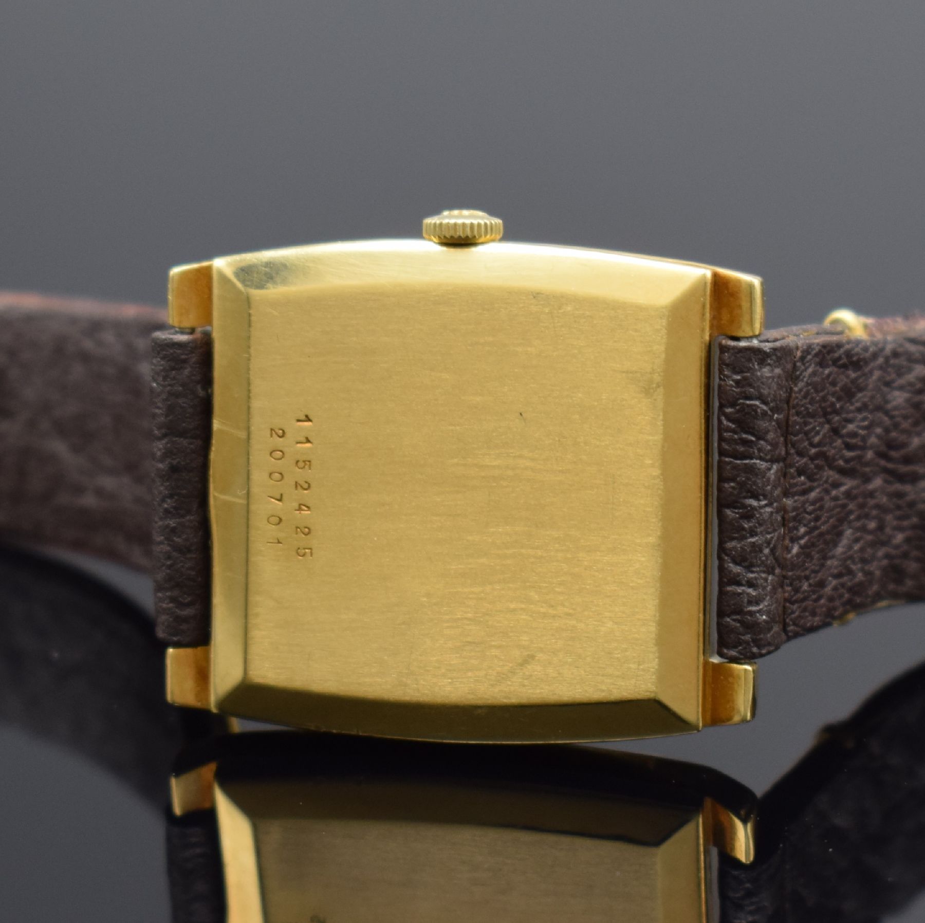 Detail e: Jaeger-LeCoultre Armbanduhr in GG 750/000, Schweiz um 1970, Handaufzug, rechteck. Geh. teils angel., Boden aufgedr., gold. Zifferbl. m. gold. aufges. ...