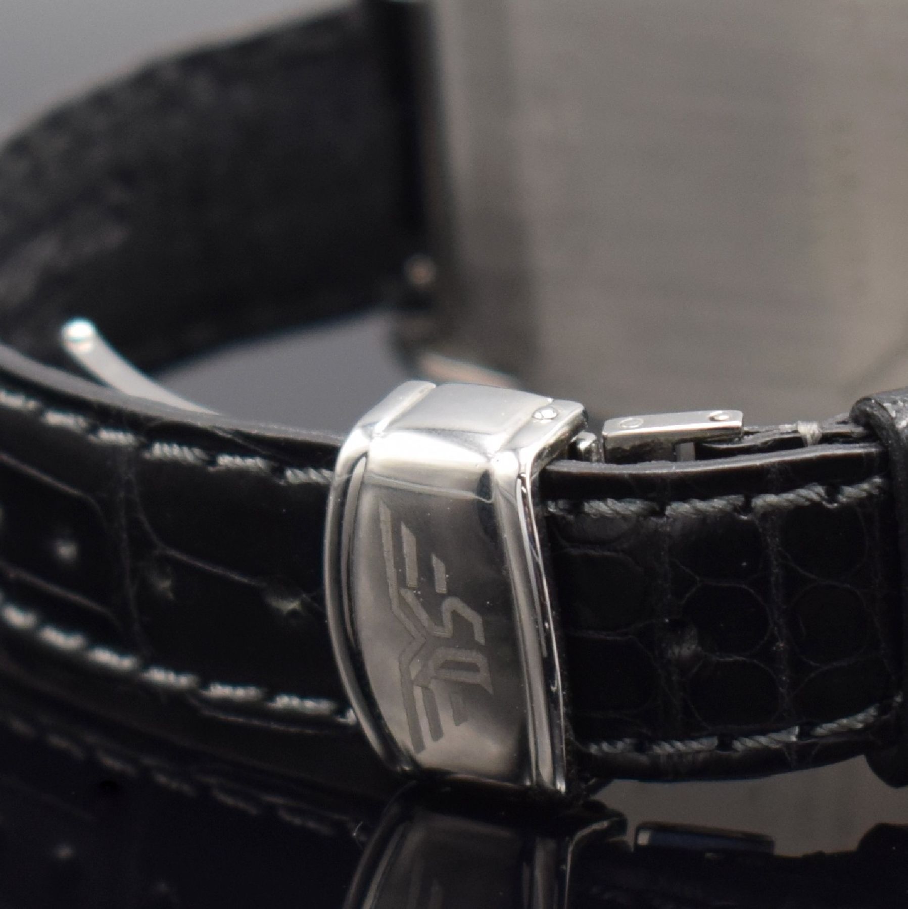 Detail c: DUBEY & SCHALDENBRAND Aerodyn Date Herrenarmbanduhr in Stahl, Schweiz um 2000, Automatik, Boden 7-fach verschr., orig. Lederband m. Faltschl., ...