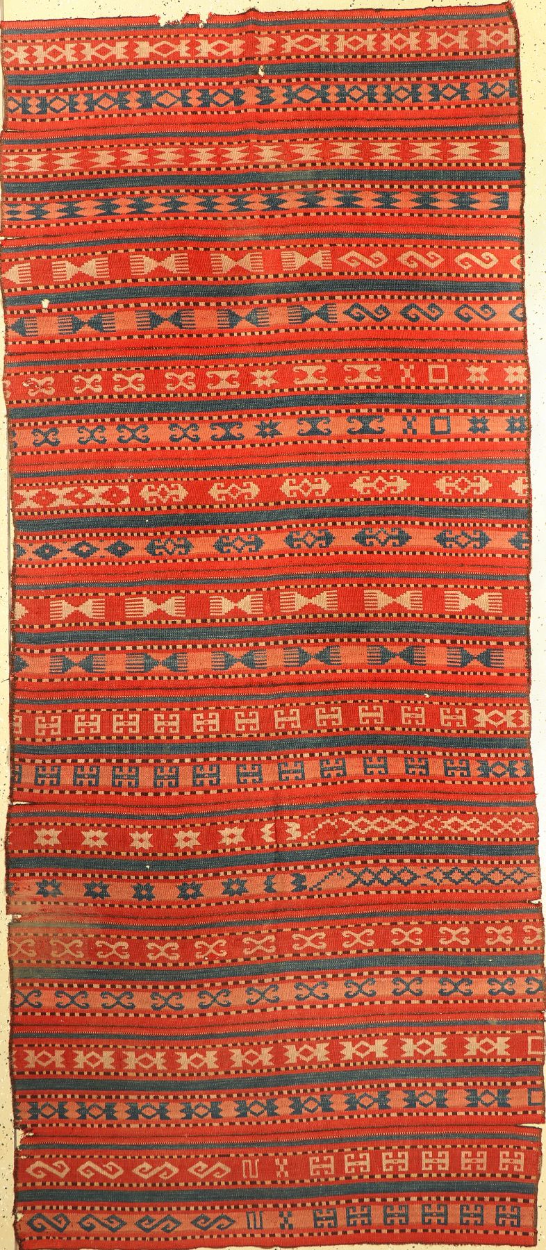Lakai Kelim(mehrbahnig), Usbekistan, um 1900, Wolle auf Wolle, ca. 305 x 130 cm, EHZ: 3(ein paar Löcher)