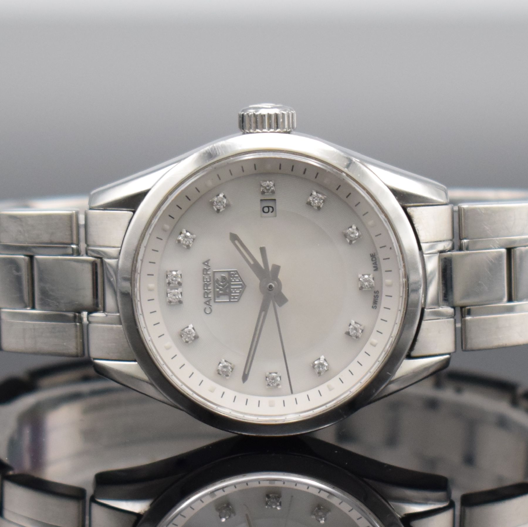 Detail a: TAG HEUER Carrera Damenarmbanduhr, Schweiz um 2010, quarz, Ref. WV1411, Edelstahlgeh., Gliederband m. Faltschl., Boden geschr., Perlmuttzifferbl. m. ...