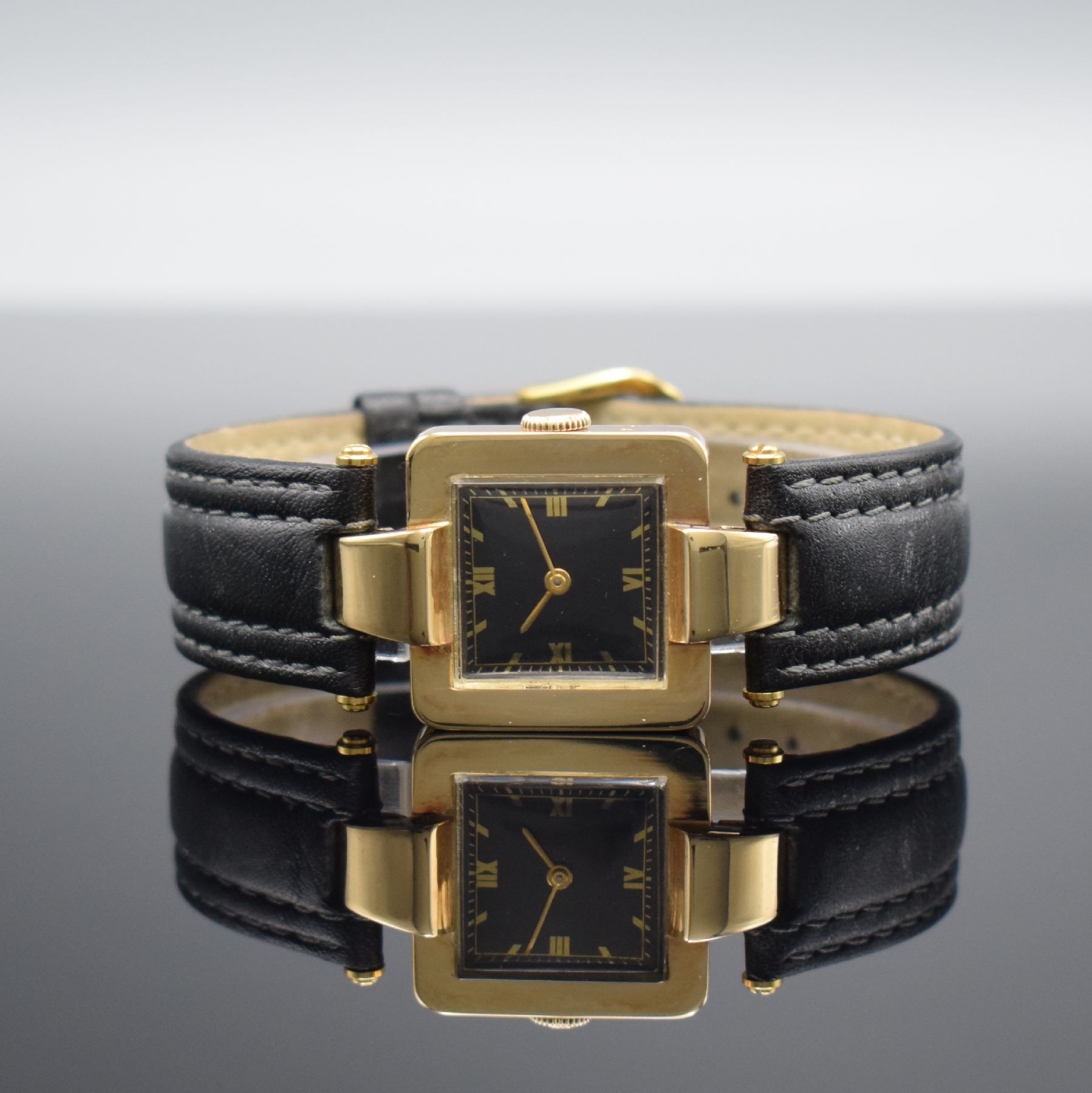 IWC Armbanduhr in GG 585/000 mit Kaliber 62, Schweiz um 1940, Handaufzug, 2-teil. Gehäuse m. ausgefallenen Bandanst., Boden aufgedr., schwarzes ...