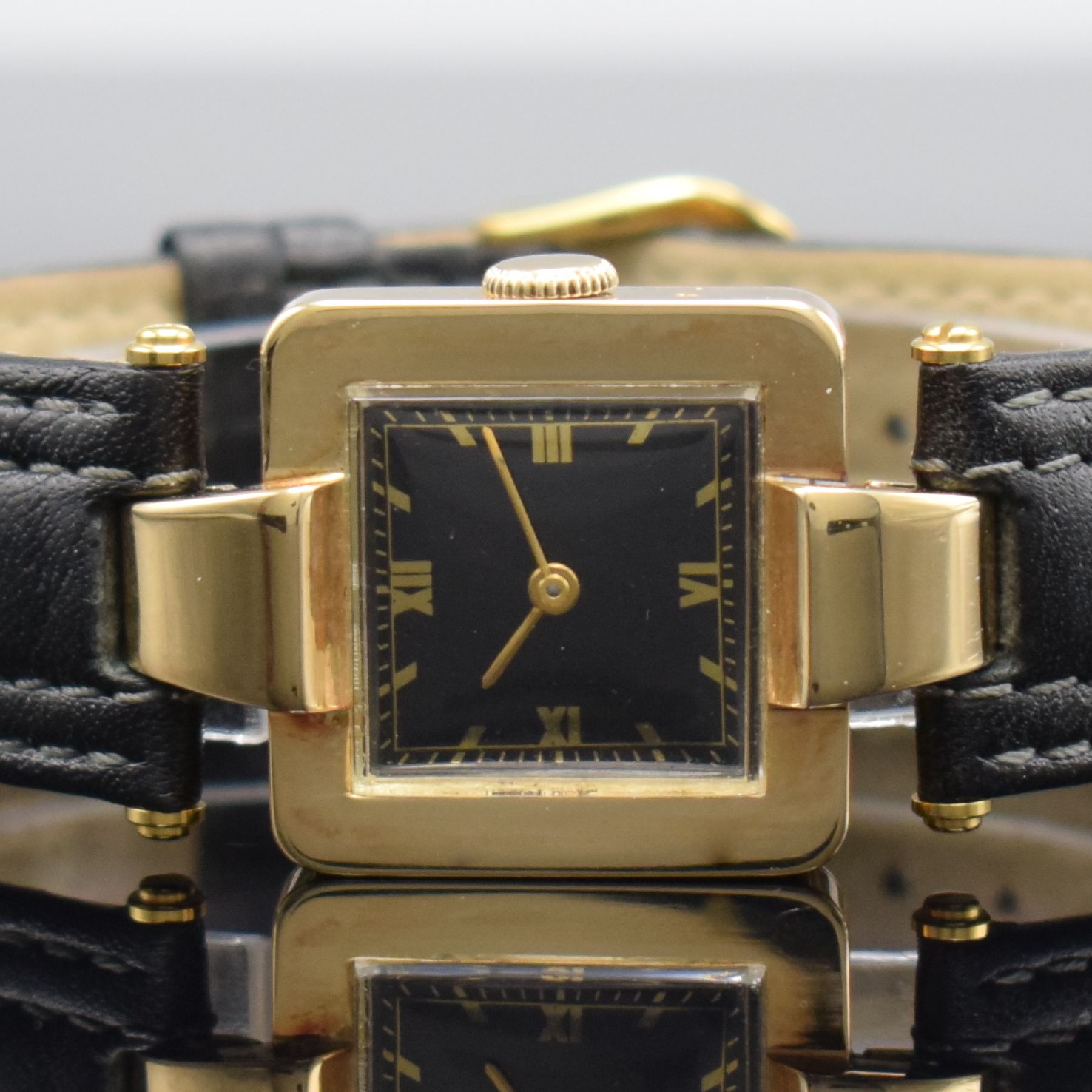 Detail a: IWC Armbanduhr in GG 585/000 mit Kaliber 62, Schweiz um 1940, Handaufzug, 2-teil. Gehäuse m. ausgefallenen Bandanst., Boden aufgedr., schwarzes ...