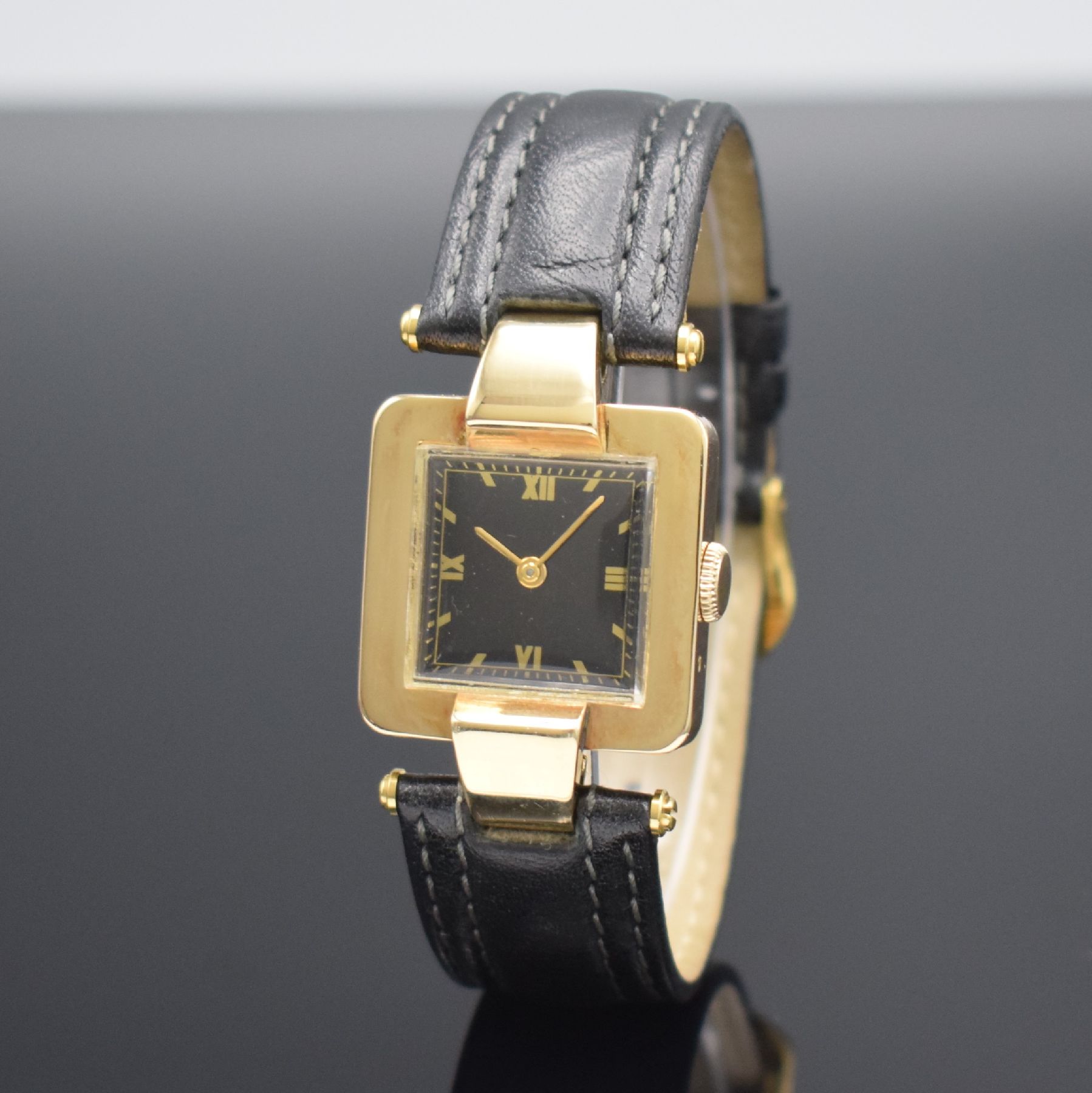 Detail b: IWC Armbanduhr in GG 585/000 mit Kaliber 62, Schweiz um 1940, Handaufzug, 2-teil. Gehäuse m. ausgefallenen Bandanst., Boden aufgedr., schwarzes ...