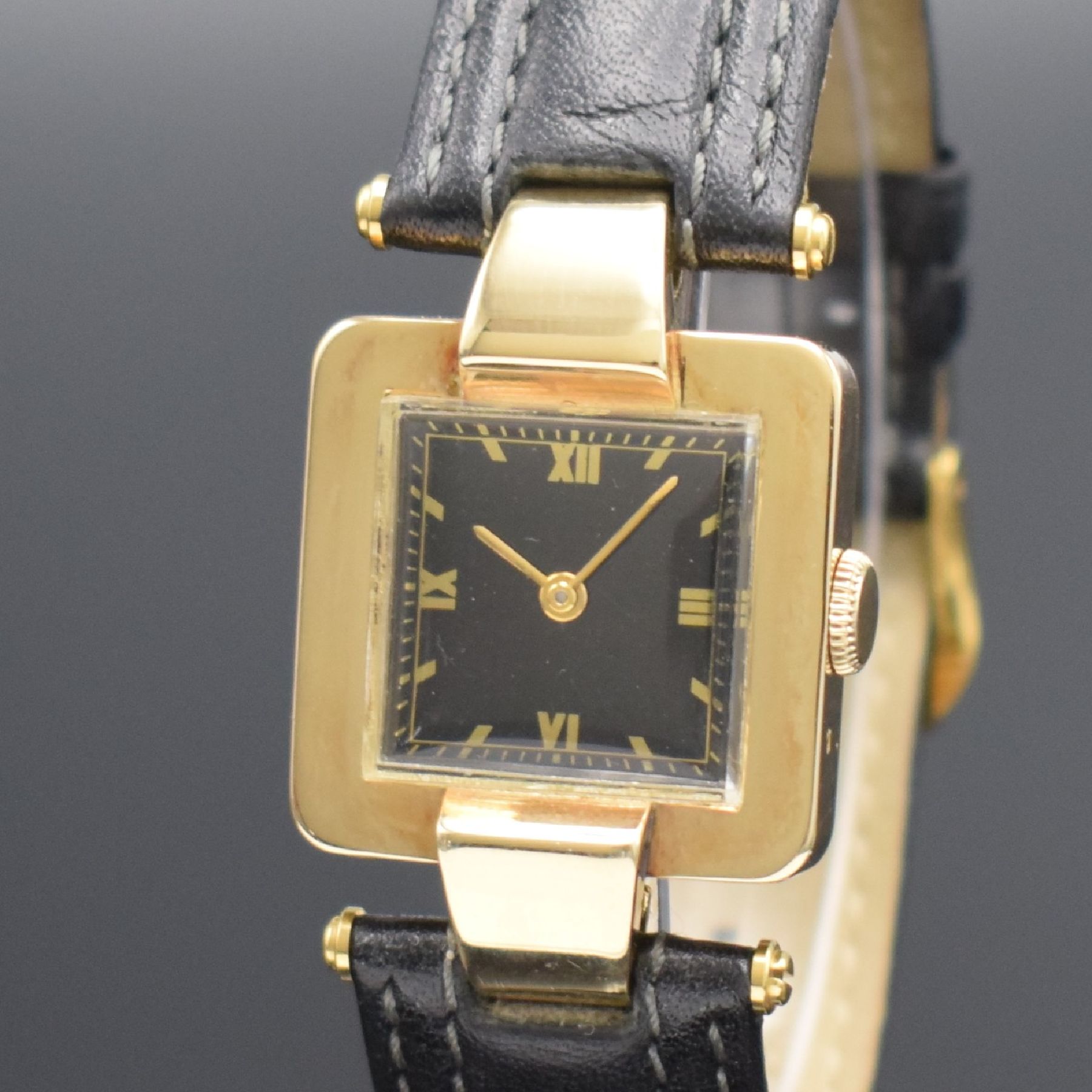 Detail c: IWC Armbanduhr in GG 585/000 mit Kaliber 62, Schweiz um 1940, Handaufzug, 2-teil. Gehäuse m. ausgefallenen Bandanst., Boden aufgedr., schwarzes ...