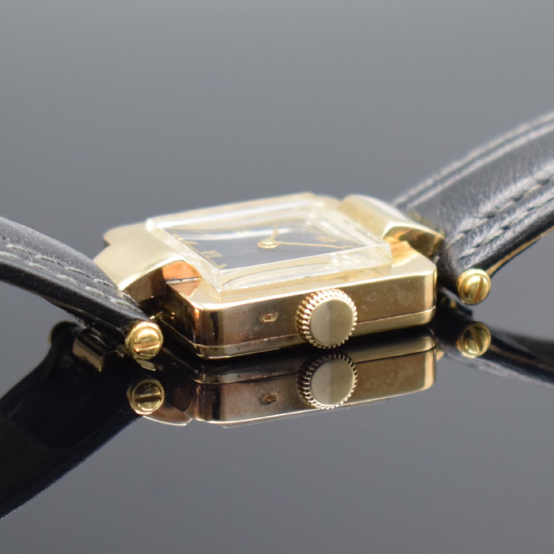 Detail d: IWC Armbanduhr in GG 585/000 mit Kaliber 62, Schweiz um 1940, Handaufzug, 2-teil. Gehäuse m. ausgefallenen Bandanst., Boden aufgedr., schwarzes ...