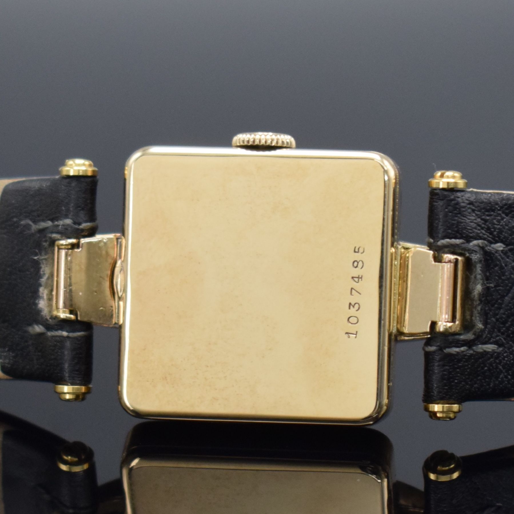 Detail e: IWC Armbanduhr in GG 585/000 mit Kaliber 62, Schweiz um 1940, Handaufzug, 2-teil. Gehäuse m. ausgefallenen Bandanst., Boden aufgedr., schwarzes ...