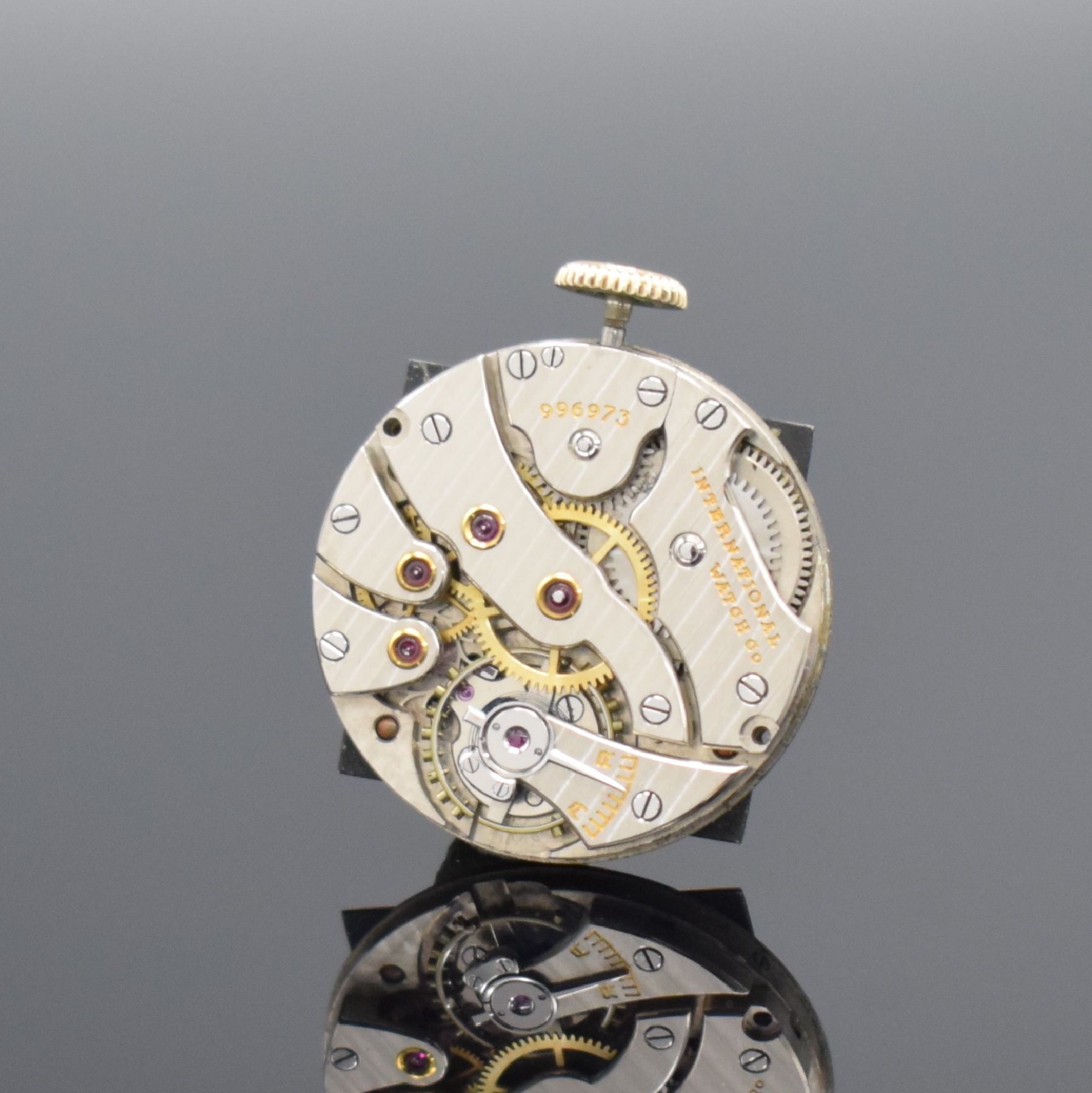 Detail f: IWC Armbanduhr in GG 585/000 mit Kaliber 62, Schweiz um 1940, Handaufzug, 2-teil. Gehäuse m. ausgefallenen Bandanst., Boden aufgedr., schwarzes ...
