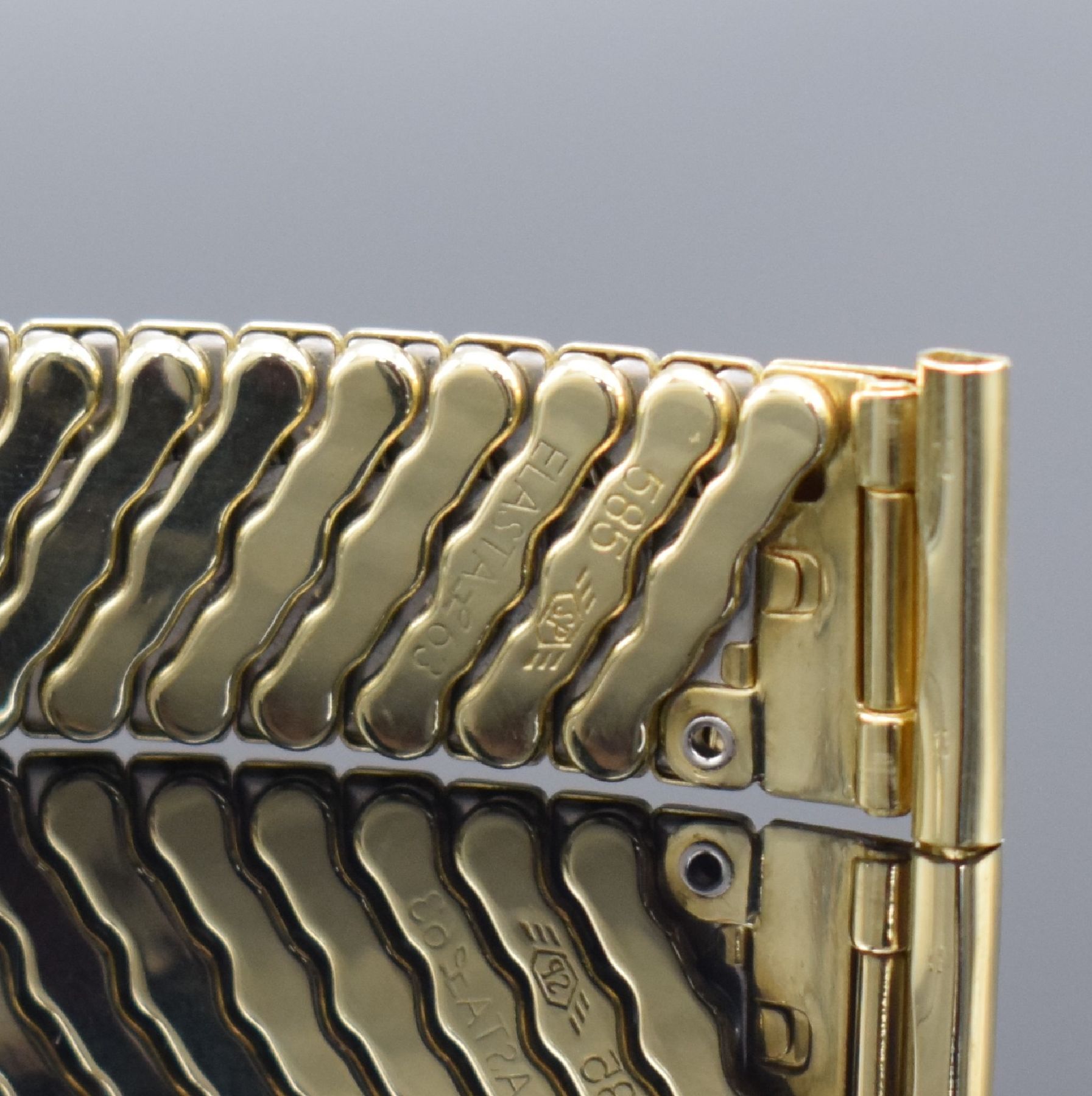 Detail f: LONGINES Conquest Ref. 9022 Herrenarmbanduhr, Schweiz um 1966, Automatik, 3-teil. Stahlgeh. m. Goldhaube, verschr. Stahlboden m.Goldplakette, orig. ...