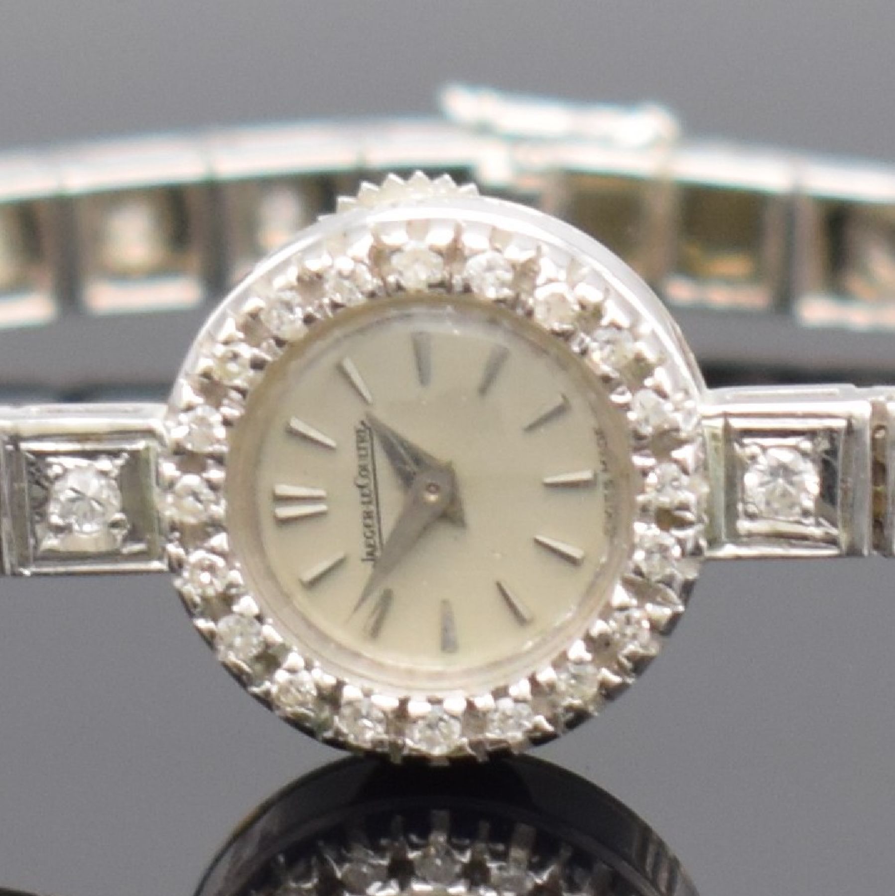 Detail a: Jaeger-LeCoultre ausgefallene, Diamantbesetzte Damenarmbanduhr in WG 750/000, Schweiz um 1945, Handaufzug, 2-fach verschr. Geh. m. rückseitiger ...