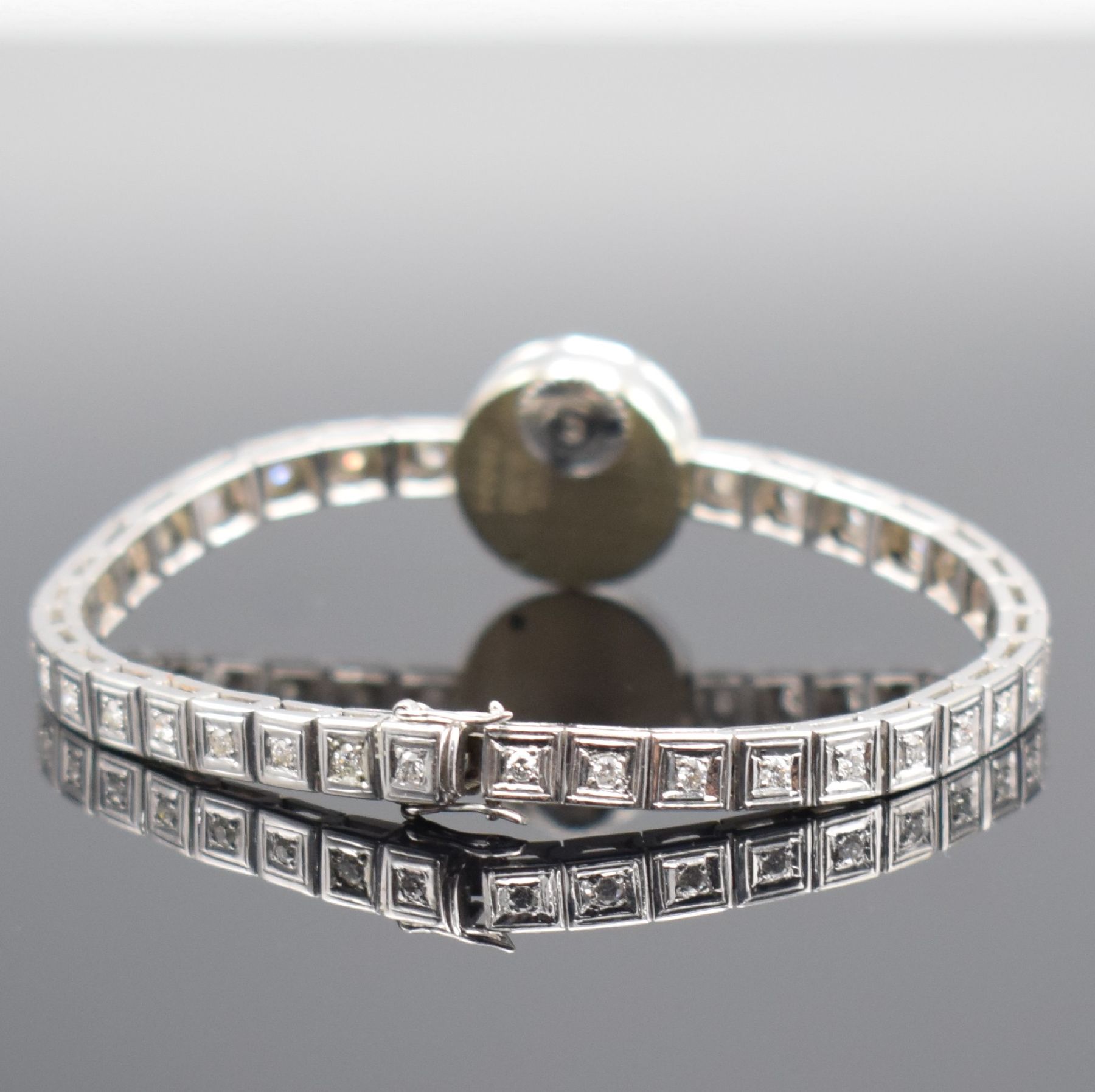 Detail b: Jaeger-LeCoultre ausgefallene, Diamantbesetzte Damenarmbanduhr in WG 750/000, Schweiz um 1945, Handaufzug, 2-fach verschr. Geh. m. rückseitiger ...
