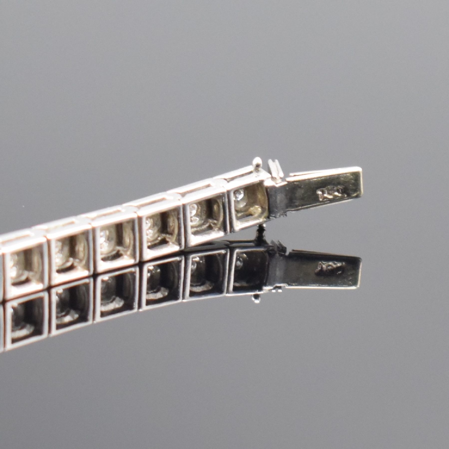 Detail c: Jaeger-LeCoultre ausgefallene, Diamantbesetzte Damenarmbanduhr in WG 750/000, Schweiz um 1945, Handaufzug, 2-fach verschr. Geh. m. rückseitiger ...
