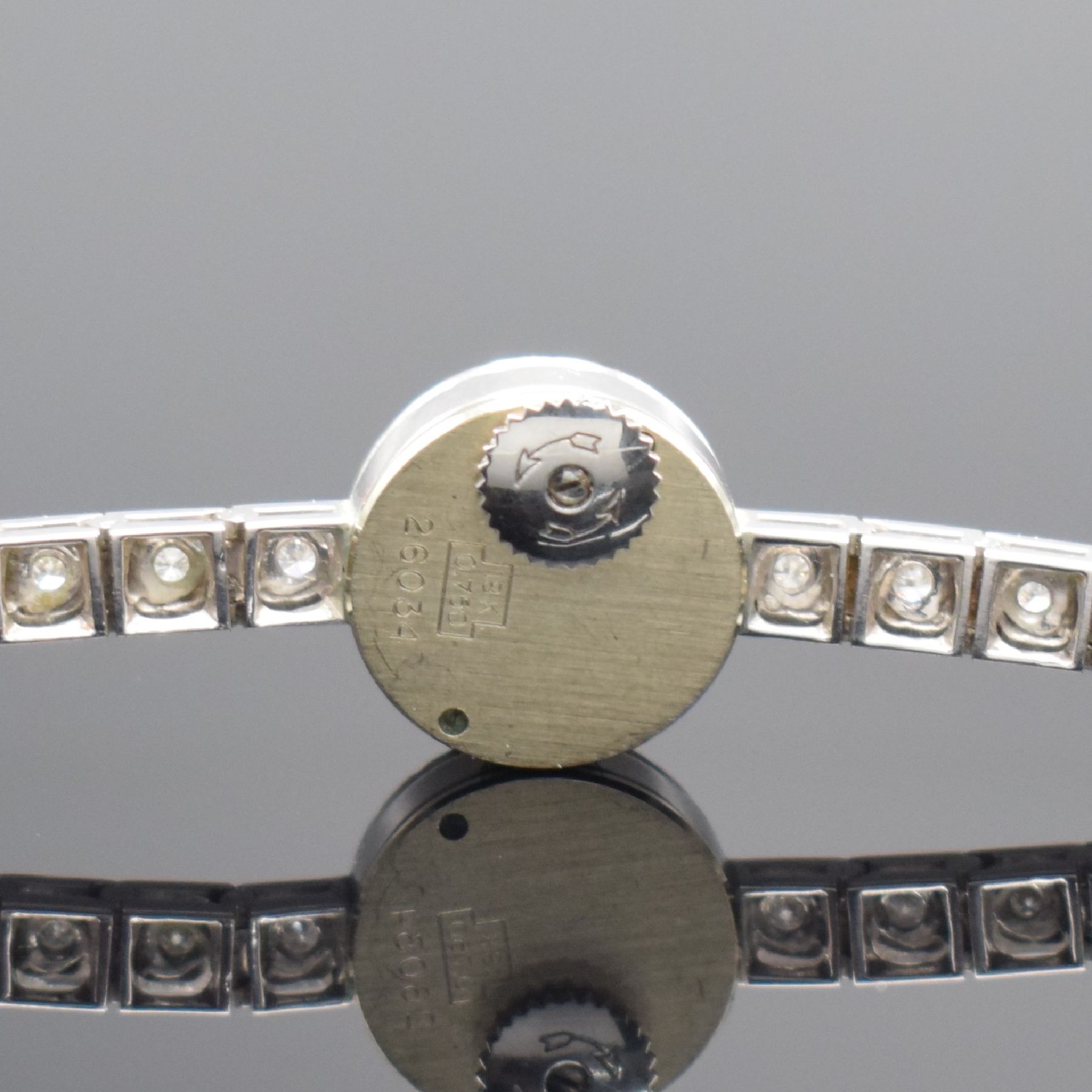 Detail d: Jaeger-LeCoultre ausgefallene, Diamantbesetzte Damenarmbanduhr in WG 750/000, Schweiz um 1945, Handaufzug, 2-fach verschr. Geh. m. rückseitiger ...