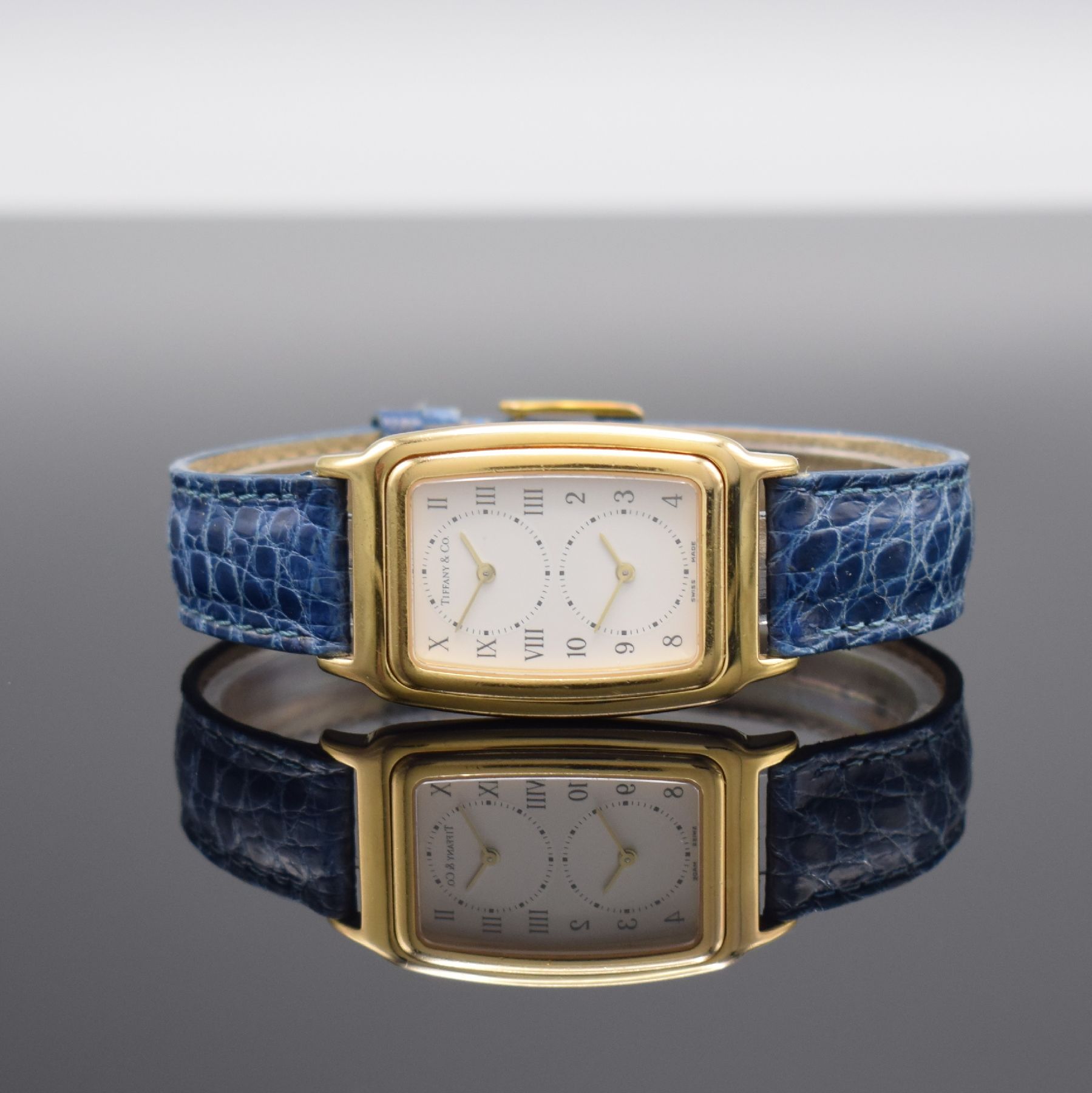 TIFFANY & Co. Armbanduhr mit 2 Zeitzonen in GG 750/000 Referenz M 203, Schweiz um 2000, quarz, zur Zeigerstellung ausklappbares Innengeh., Boden ...