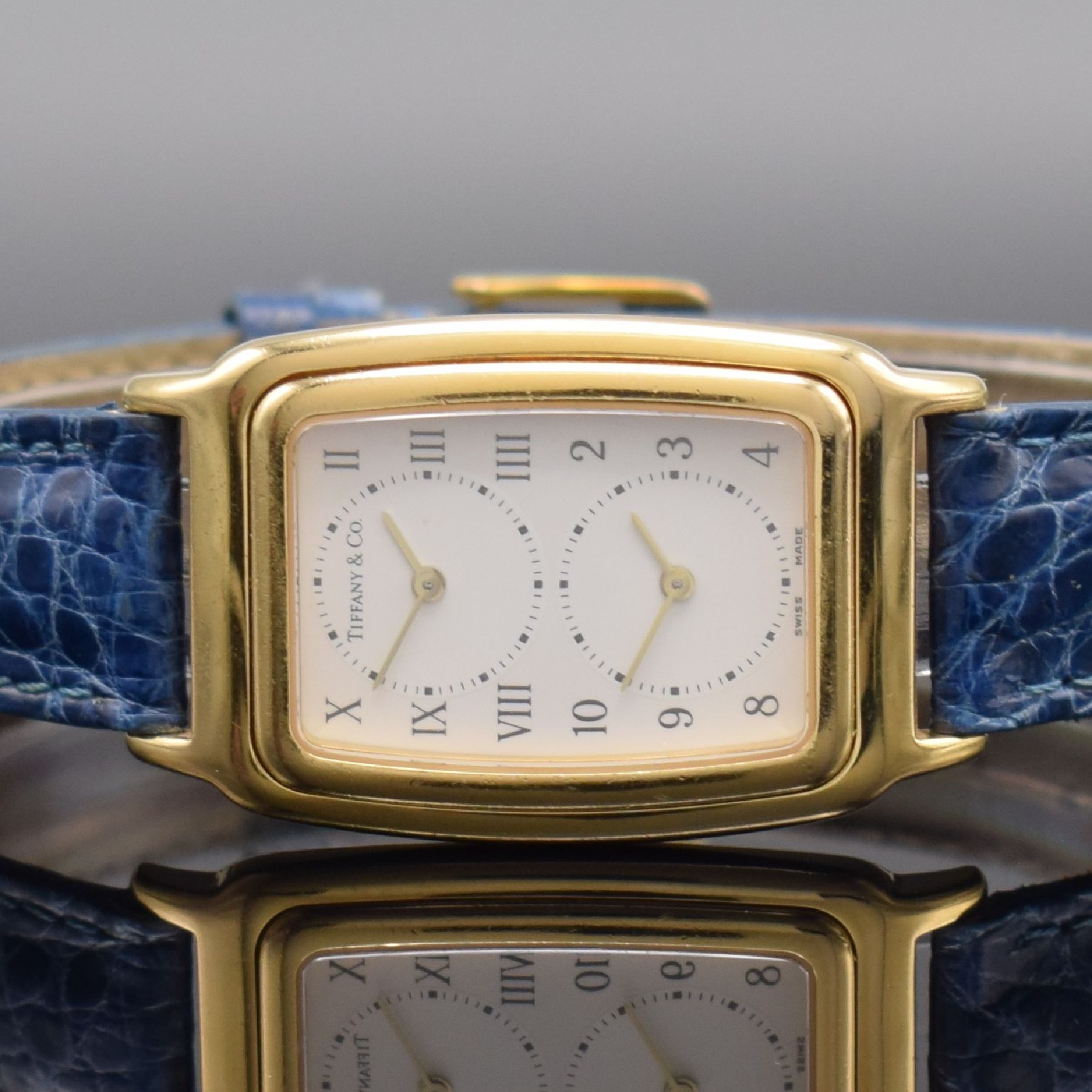 Detail a: TIFFANY & Co. Armbanduhr mit 2 Zeitzonen in GG 750/000 Referenz M 203, Schweiz um 2000, quarz, zur Zeigerstellung ausklappbares Innengeh., Boden ...