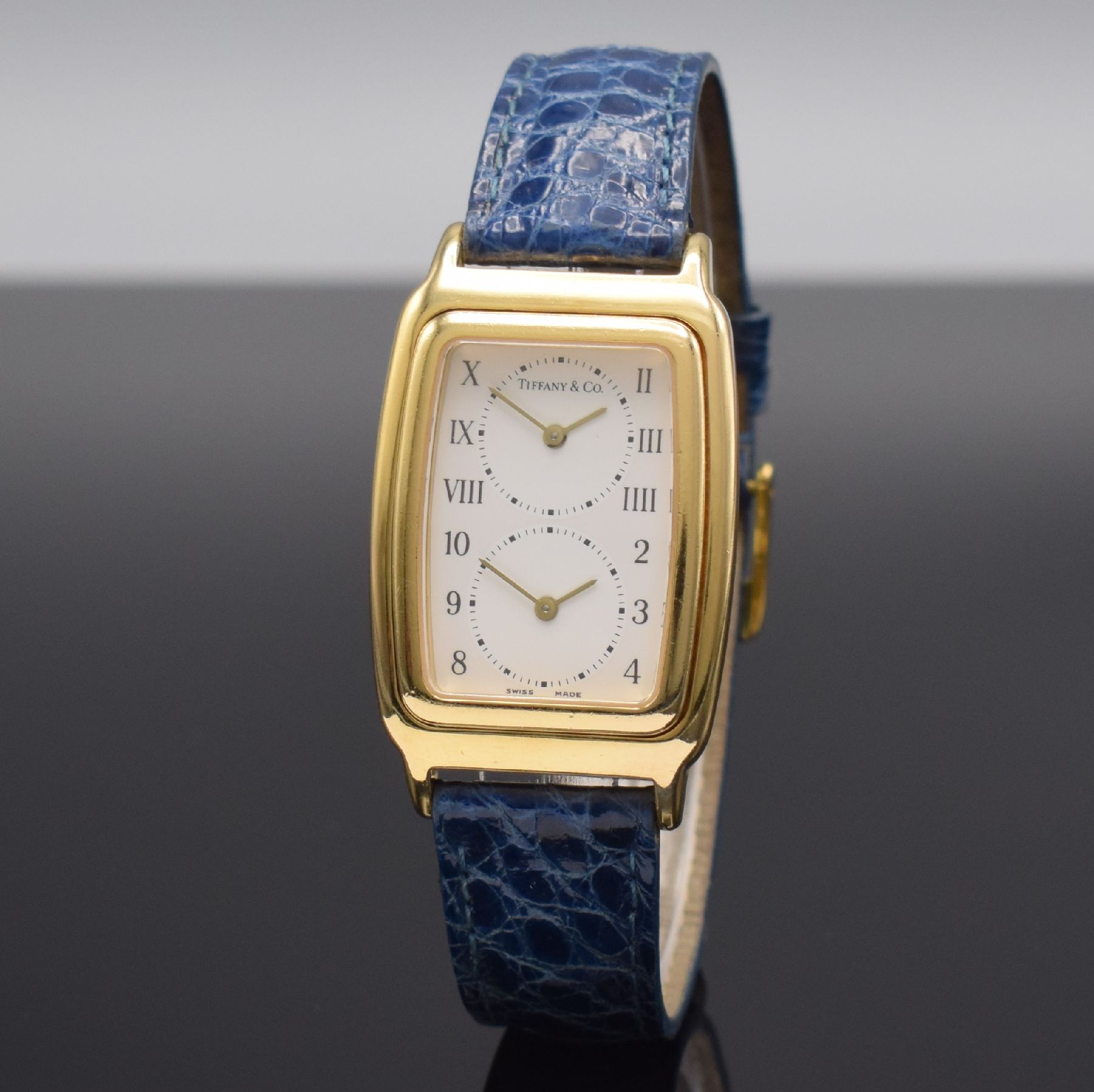 Detail b: TIFFANY & Co. Armbanduhr mit 2 Zeitzonen in GG 750/000 Referenz M 203, Schweiz um 2000, quarz, zur Zeigerstellung ausklappbares Innengeh., Boden ...