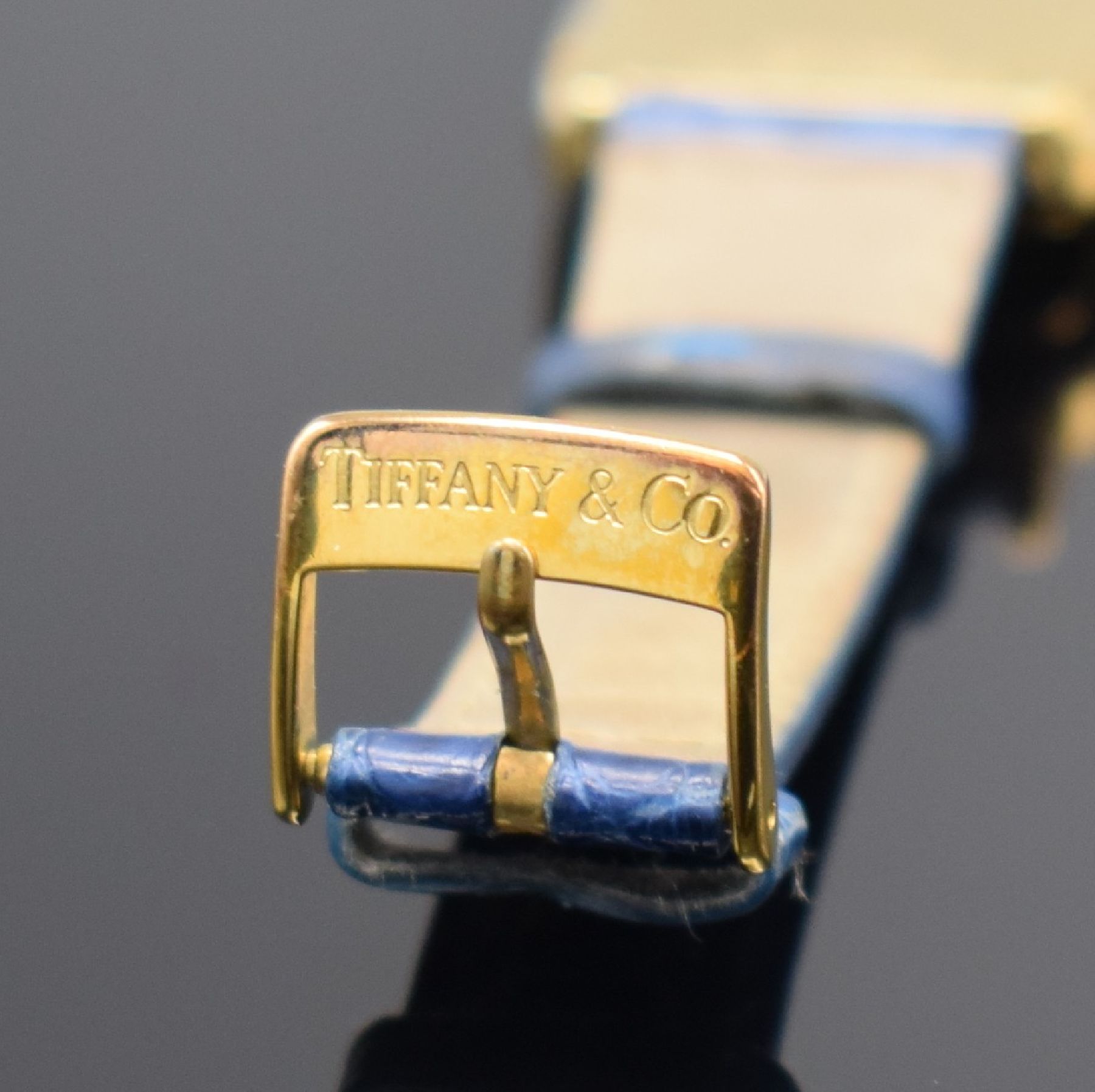Detail c: TIFFANY & Co. Armbanduhr mit 2 Zeitzonen in GG 750/000 Referenz M 203, Schweiz um 2000, quarz, zur Zeigerstellung ausklappbares Innengeh., Boden ...
