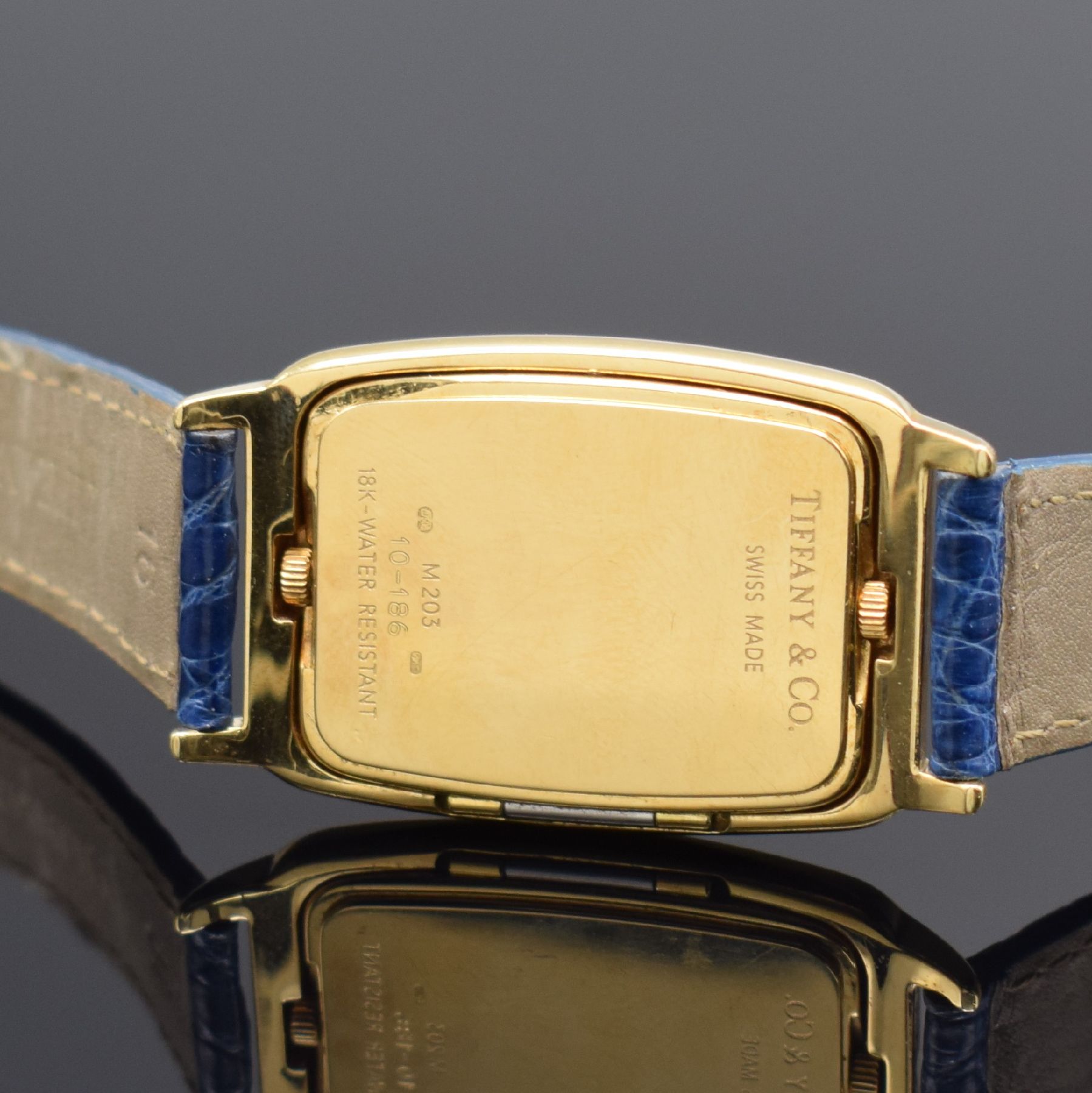 Detail d: TIFFANY & Co. Armbanduhr mit 2 Zeitzonen in GG 750/000 Referenz M 203, Schweiz um 2000, quarz, zur Zeigerstellung ausklappbares Innengeh., Boden ...