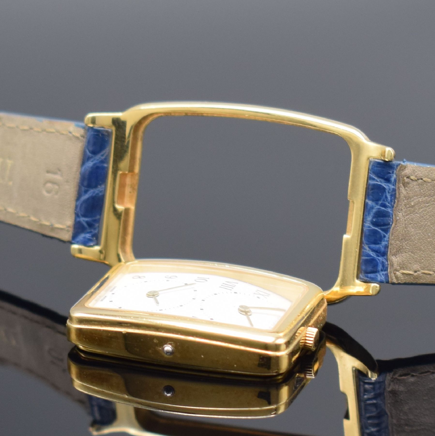Detail e: TIFFANY & Co. Armbanduhr mit 2 Zeitzonen in GG 750/000 Referenz M 203, Schweiz um 2000, quarz, zur Zeigerstellung ausklappbares Innengeh., Boden ...