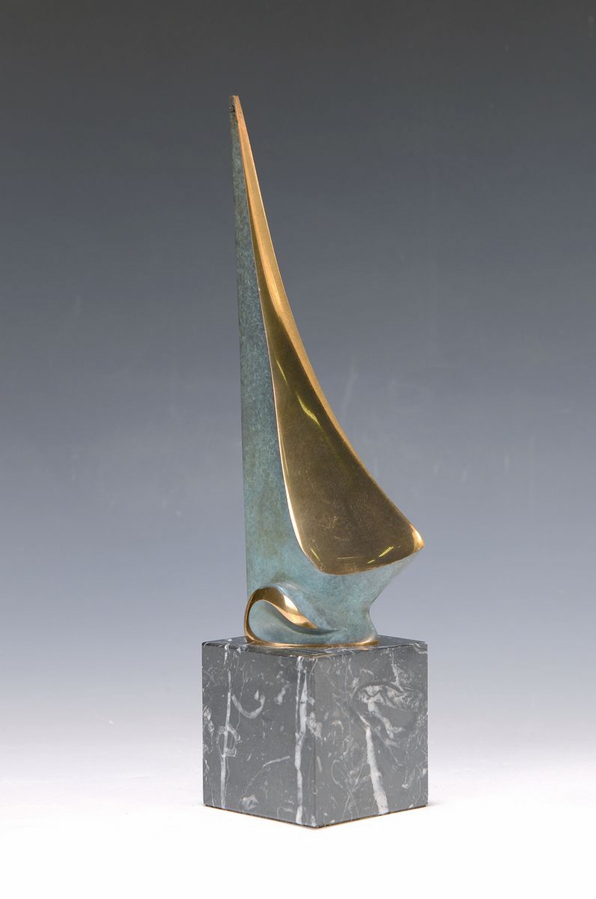 Jordi Abad, zeitgenössischer Künstler, Solitario, Skulptur eines stilisierten Segelbootes, Bronze partiell poliert und teils grün patiniert, ...