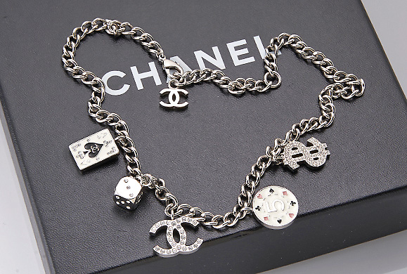 CHANEL Modeschmuckcollier, Metall, Modell Las Vegas, 5 versch. Anhänger: Spielkarte, Dollarzeichen, Würfel, Jeton und Chanel-Zeichen, farbloser ...