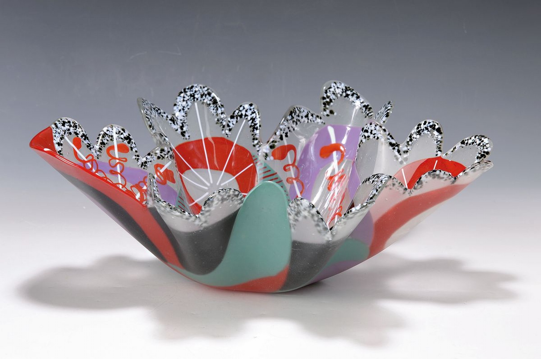 Richard La Londe, 1950, grosse Künstlerschale von 1984, Fächerschale aus farblosem Glas, innen u. außen mit polychromenAufschmelzungen, Unterseite ...