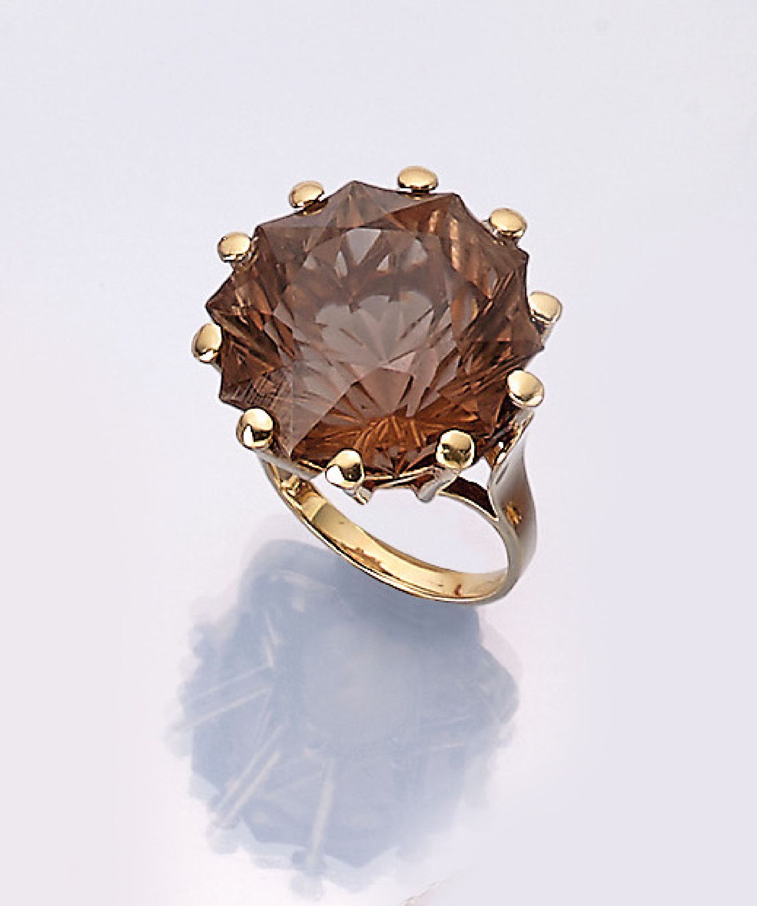 14 kt Gold Ring mit Rauchquarz, GG 585/000,deutsch um 1940/50, hoch aufgebauter Ringkopf besetzt mit rundfacett. Quartz, RW 54, ca. 13.1 g