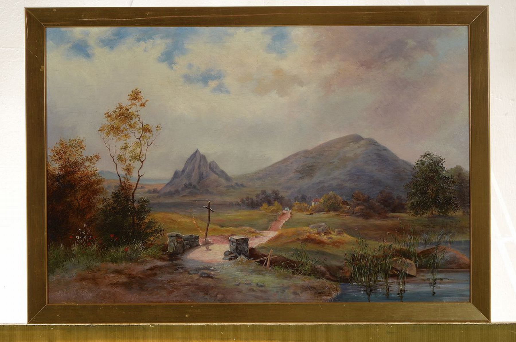 Detail k: Zuschreibung: Albert Rieger, 1834 Triest-1905 Wien, Landschaft mit Bergen, Weiher und Wegekreuz, Öl/Lwd, unsigniert, rückseitig auf dem Keilrahmen ...