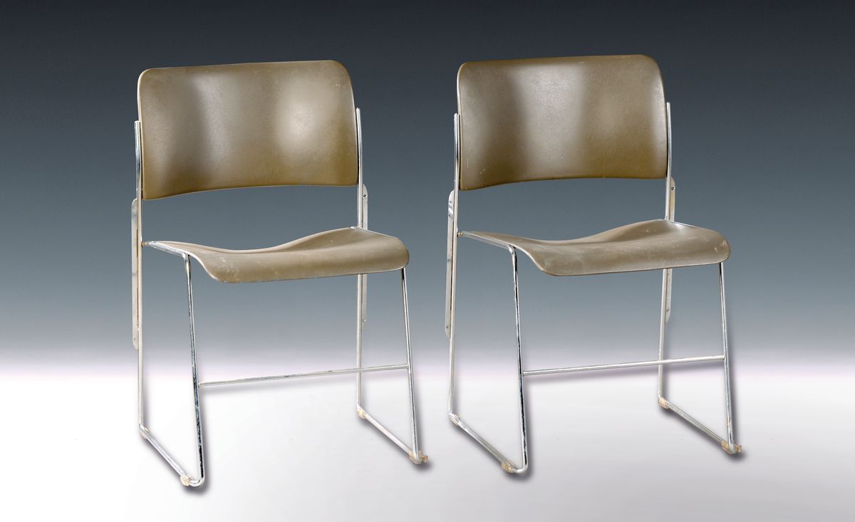 4 David Rowland 40/4 Stapelstühle, hergestellt von GF im Jahr 1974, Metalldraht-Chrom Gestell, metallgeformter Sitz, Rücken in Quarzgrau, können ...