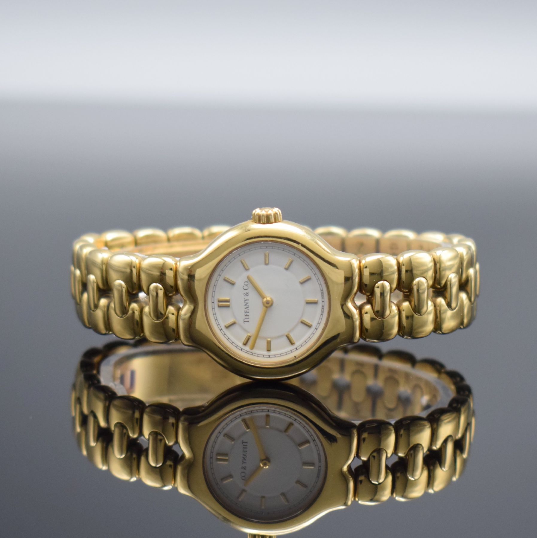 TIFFANY Tesoro Damenarmbanduhr in GG 750/000, Schweiz um 2013, quarz, Boden aufgedr., integr. Band m. Faltschl., weißes Zifferbl., gold. Indizes & ...