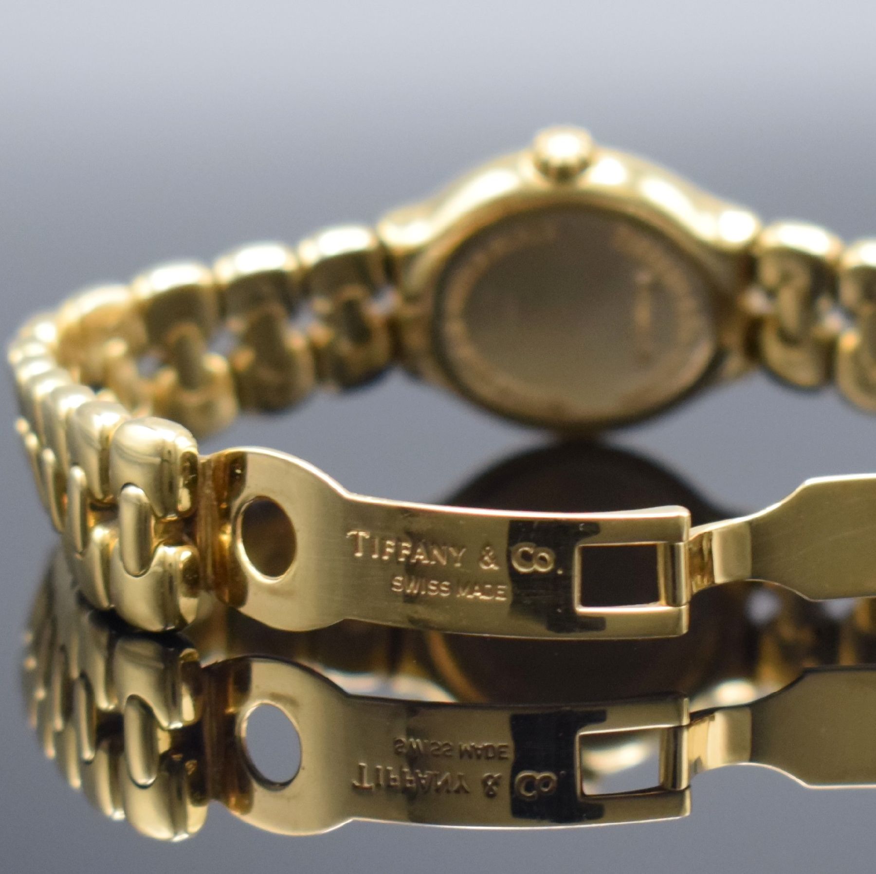 Detail d: TIFFANY Tesoro Damenarmbanduhr in GG 750/000, Schweiz um 2013, quarz, Boden aufgedr., integr. Band m. Faltschl., weißes Zifferbl., gold. Indizes & ...