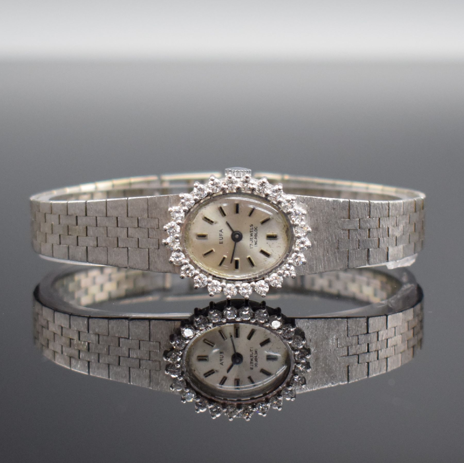 EUFA mit Brillanten besetzte Damenarmbanduhr in WG 585/000, Schweiz um 1970, Handaufzug, ovales Geh., Boden aufgedr., Lunette m. ca. 1 ct Brillanten ...