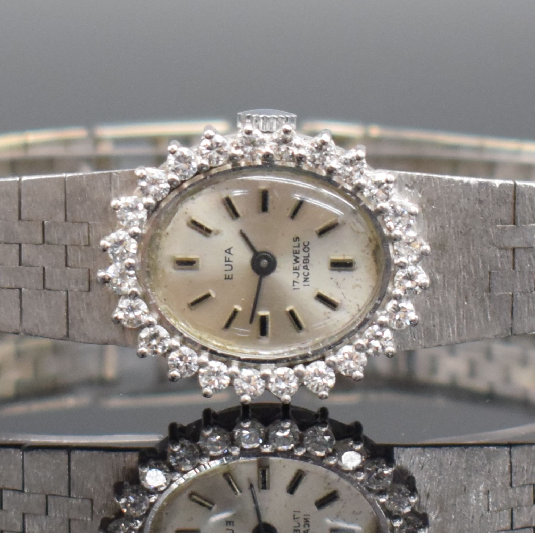 Detail a: EUFA mit Brillanten besetzte Damenarmbanduhr in WG 585/000, Schweiz um 1970, Handaufzug, ovales Geh., Boden aufgedr., Lunette m. ca. 1 ct Brillanten ...