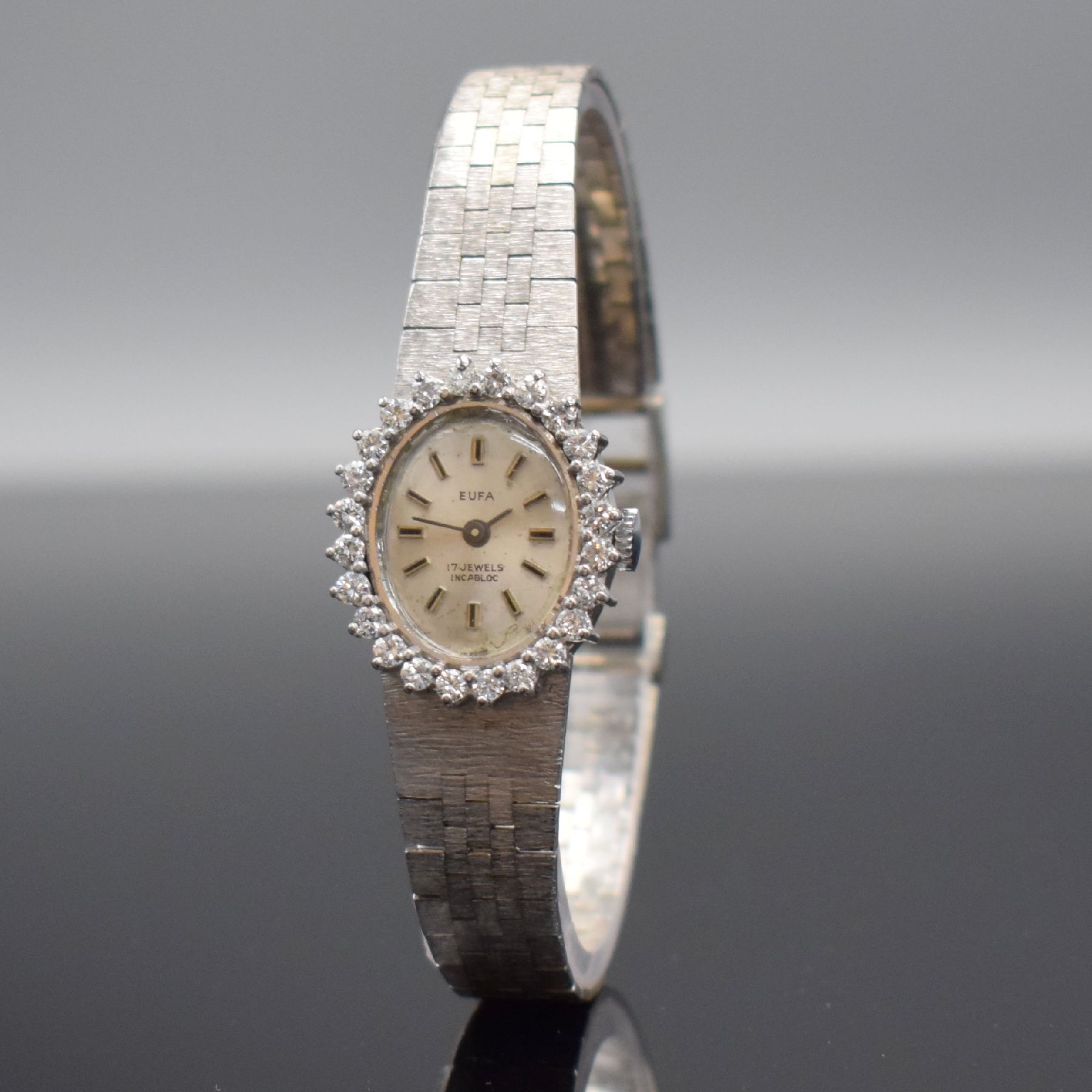 Detail b: EUFA mit Brillanten besetzte Damenarmbanduhr in WG 585/000, Schweiz um 1970, Handaufzug, ovales Geh., Boden aufgedr., Lunette m. ca. 1 ct Brillanten ...