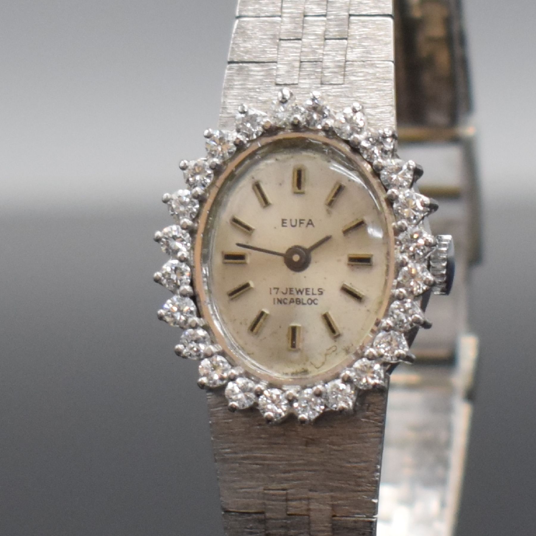 Detail c: EUFA mit Brillanten besetzte Damenarmbanduhr in WG 585/000, Schweiz um 1970, Handaufzug, ovales Geh., Boden aufgedr., Lunette m. ca. 1 ct Brillanten ...