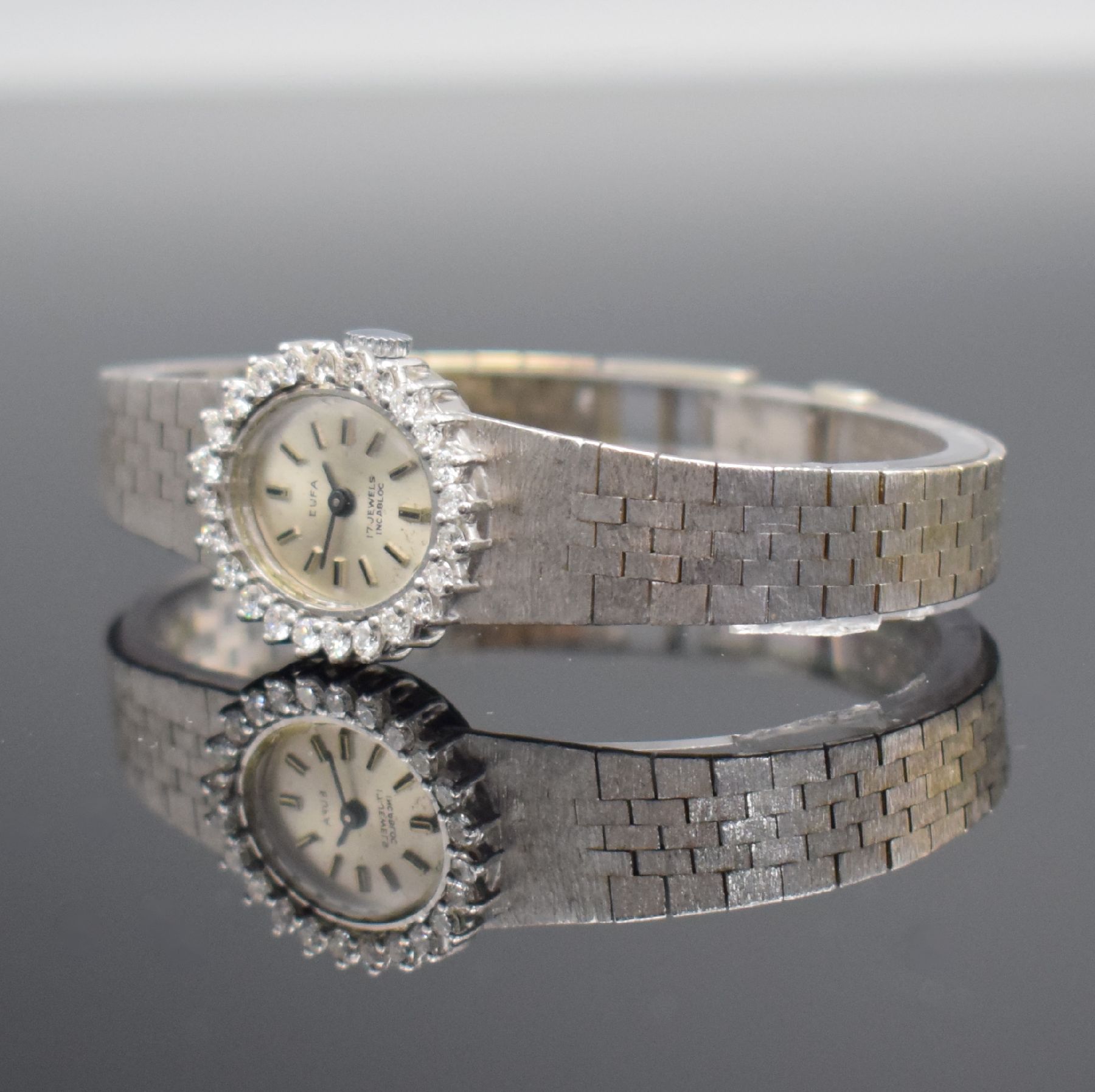 Detail d: EUFA mit Brillanten besetzte Damenarmbanduhr in WG 585/000, Schweiz um 1970, Handaufzug, ovales Geh., Boden aufgedr., Lunette m. ca. 1 ct Brillanten ...