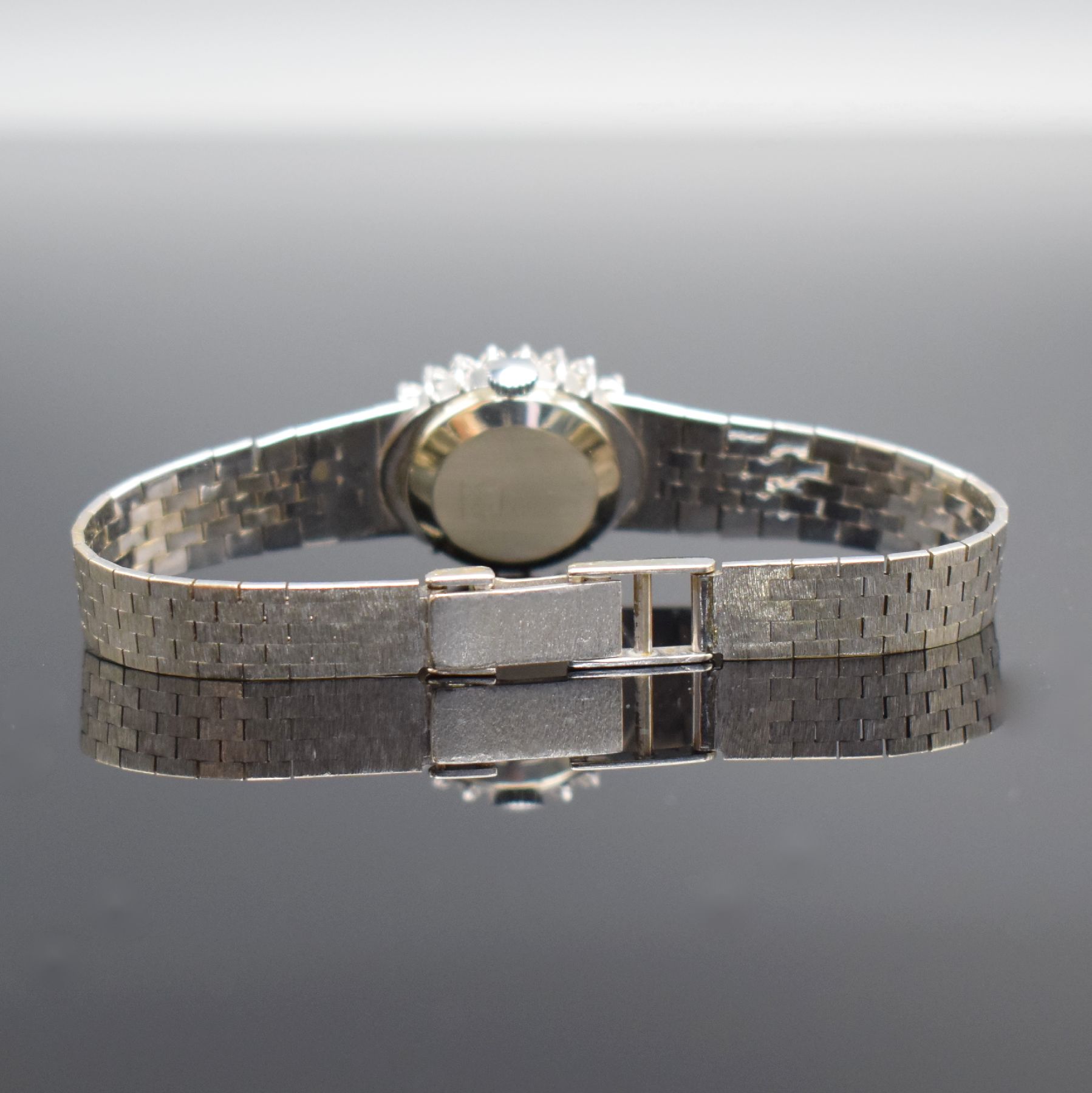 Detail e: EUFA mit Brillanten besetzte Damenarmbanduhr in WG 585/000, Schweiz um 1970, Handaufzug, ovales Geh., Boden aufgedr., Lunette m. ca. 1 ct Brillanten ...