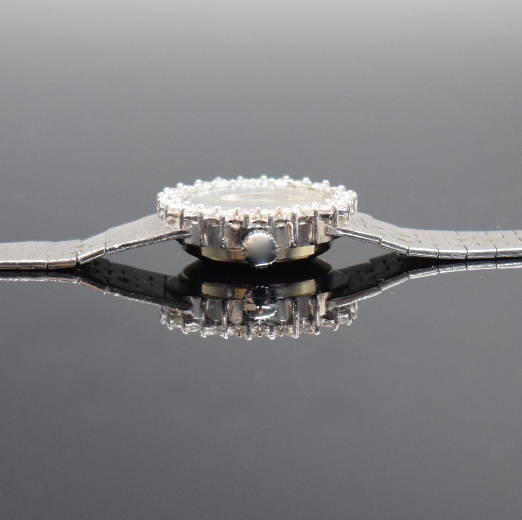Detail f: EUFA mit Brillanten besetzte Damenarmbanduhr in WG 585/000, Schweiz um 1970, Handaufzug, ovales Geh., Boden aufgedr., Lunette m. ca. 1 ct Brillanten ...