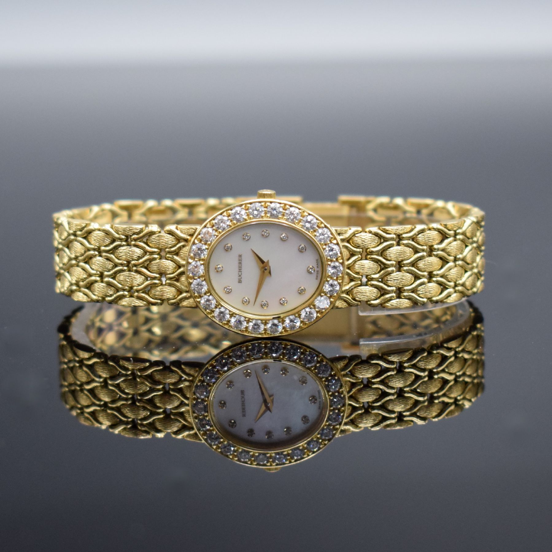 BUCHERER hochwertige mit Brillanten besetzte Damenarmbanduhr in GG 750/000, Schweiz um 1995, quarz, ovales Geh., Boden aufgedr., Lünette m. ca. 1,3 ...
