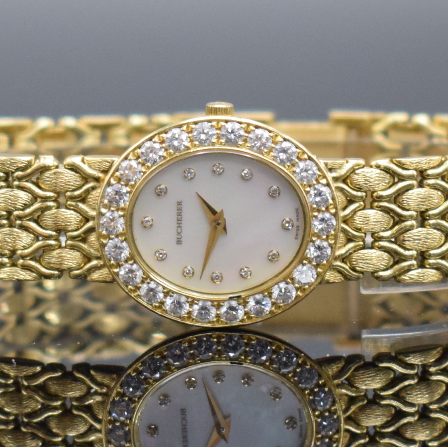 Detail a: BUCHERER hochwertige mit Brillanten besetzte Damenarmbanduhr in GG 750/000, Schweiz um 1995, quarz, ovales Geh., Boden aufgedr., Lünette m. ca. 1,3 ...