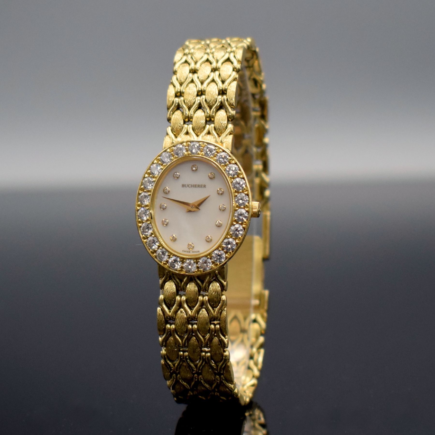 Detail b: BUCHERER hochwertige mit Brillanten besetzte Damenarmbanduhr in GG 750/000, Schweiz um 1995, quarz, ovales Geh., Boden aufgedr., Lünette m. ca. 1,3 ...