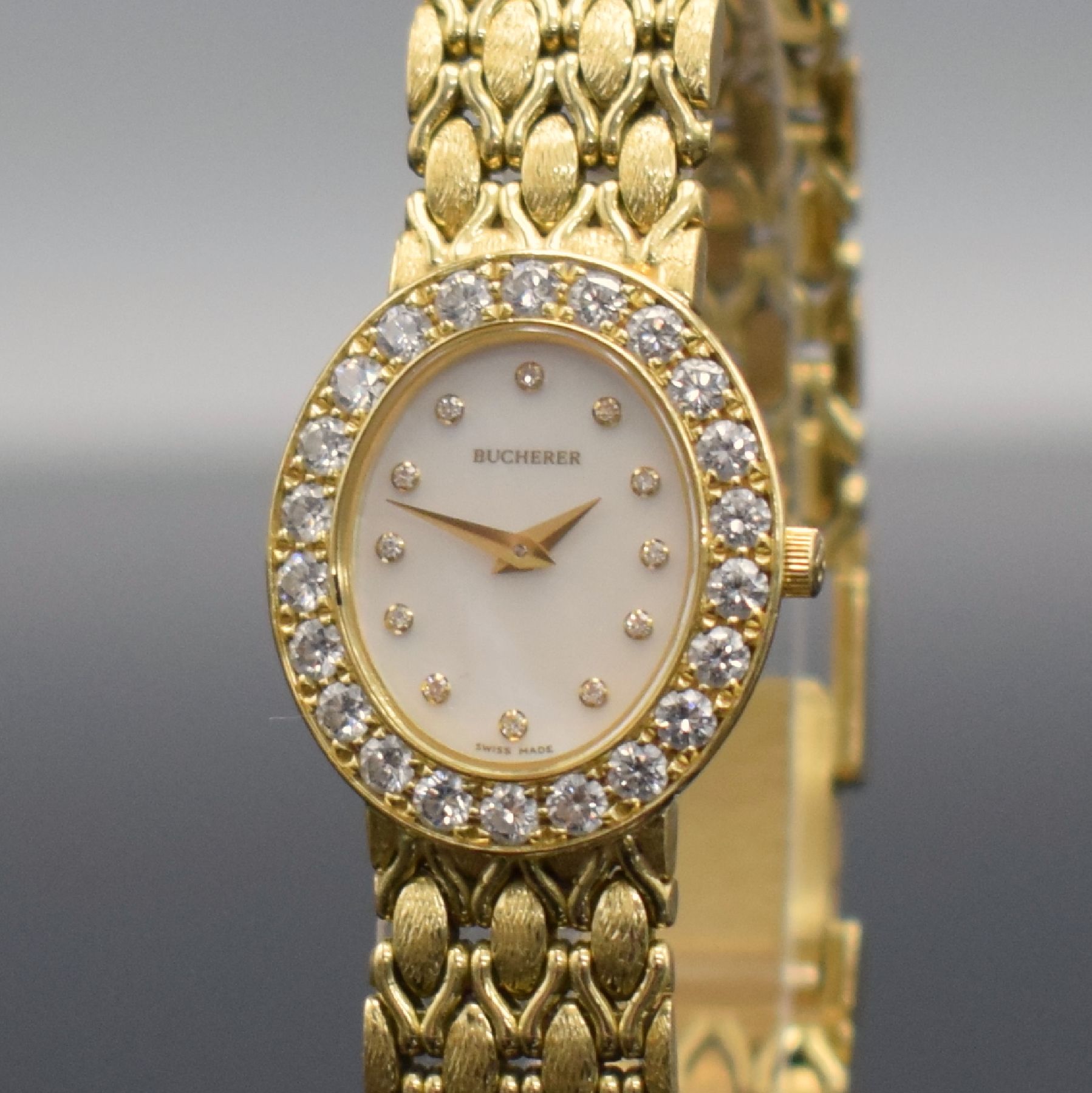 Detail c: BUCHERER hochwertige mit Brillanten besetzte Damenarmbanduhr in GG 750/000, Schweiz um 1995, quarz, ovales Geh., Boden aufgedr., Lünette m. ca. 1,3 ...