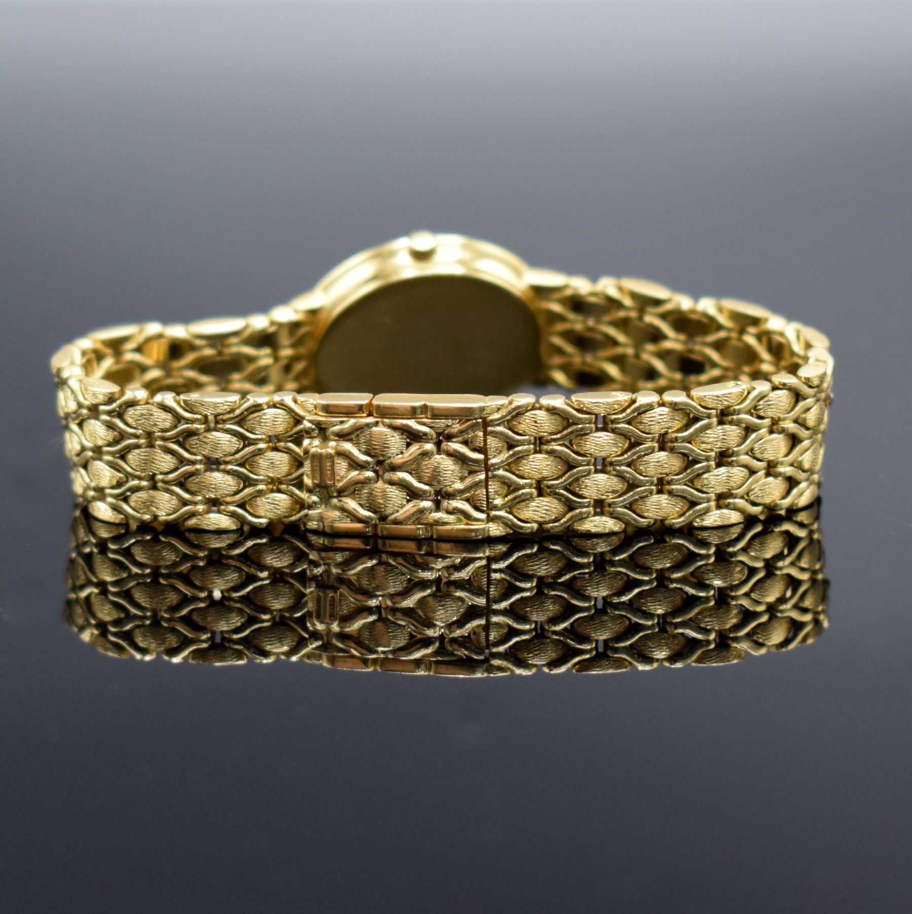 Detail e: BUCHERER hochwertige mit Brillanten besetzte Damenarmbanduhr in GG 750/000, Schweiz um 1995, quarz, ovales Geh., Boden aufgedr., Lünette m. ca. 1,3 ...