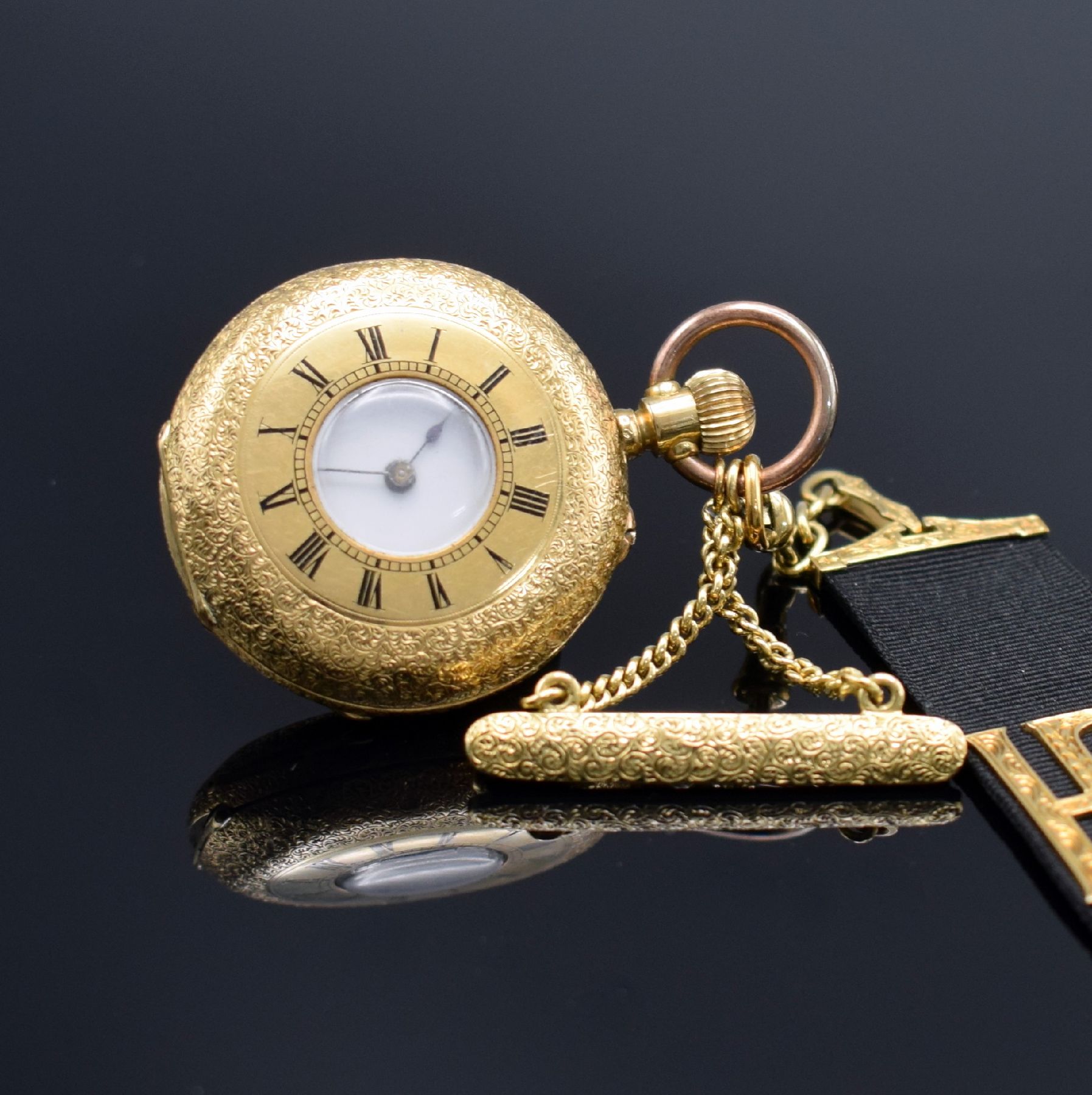Detail a: Halbsavonette in GG 750/000 mit Anstecknadel in GG 750/000 & Chatelaine mit Goldmonturen in GG 585/000, Schweiz um 1870, Anstecknadel & Chatelaine ...
