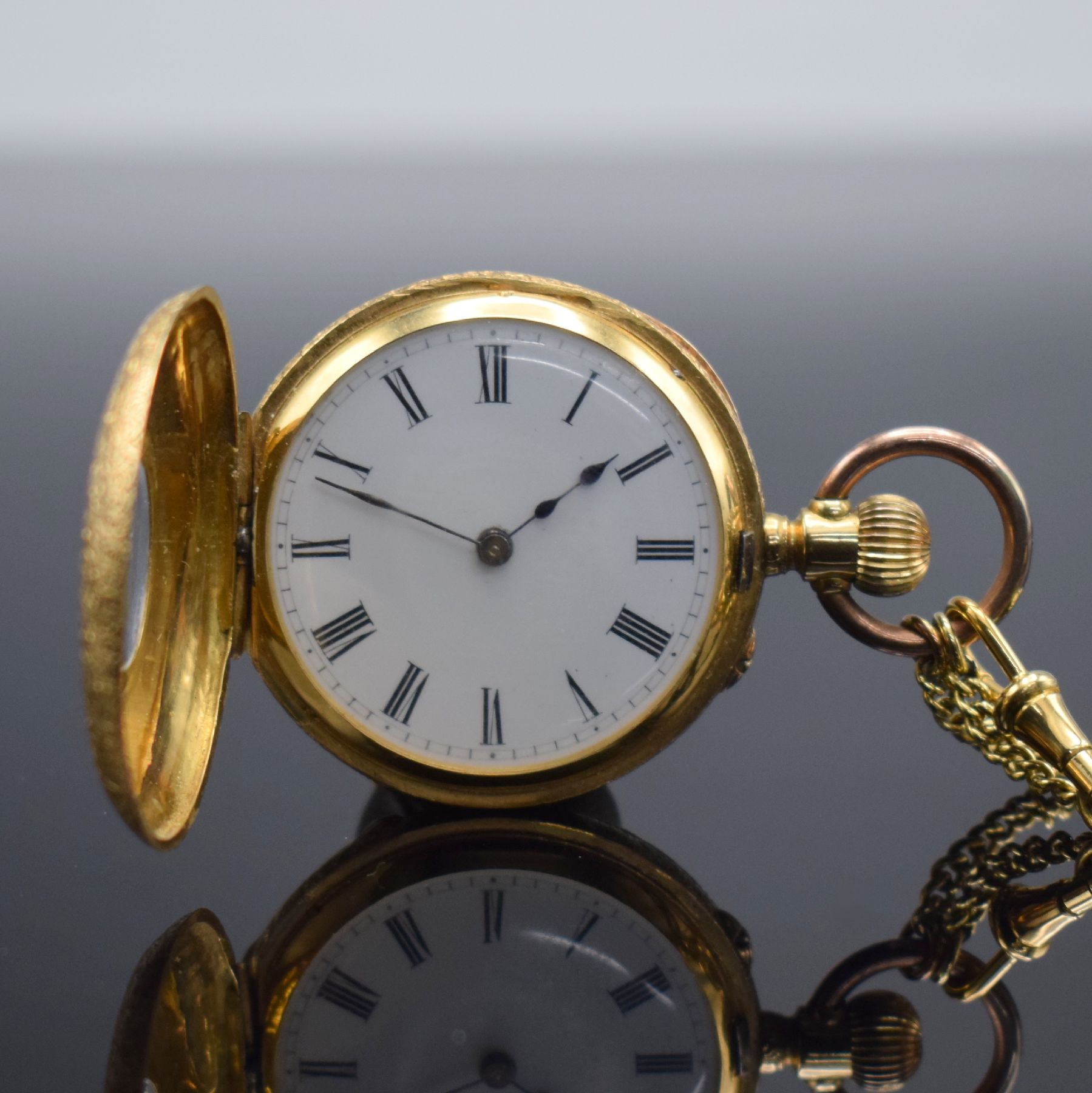 Detail b: Halbsavonette in GG 750/000 mit Anstecknadel in GG 750/000 & Chatelaine mit Goldmonturen in GG 585/000, Schweiz um 1870, Anstecknadel & Chatelaine ...