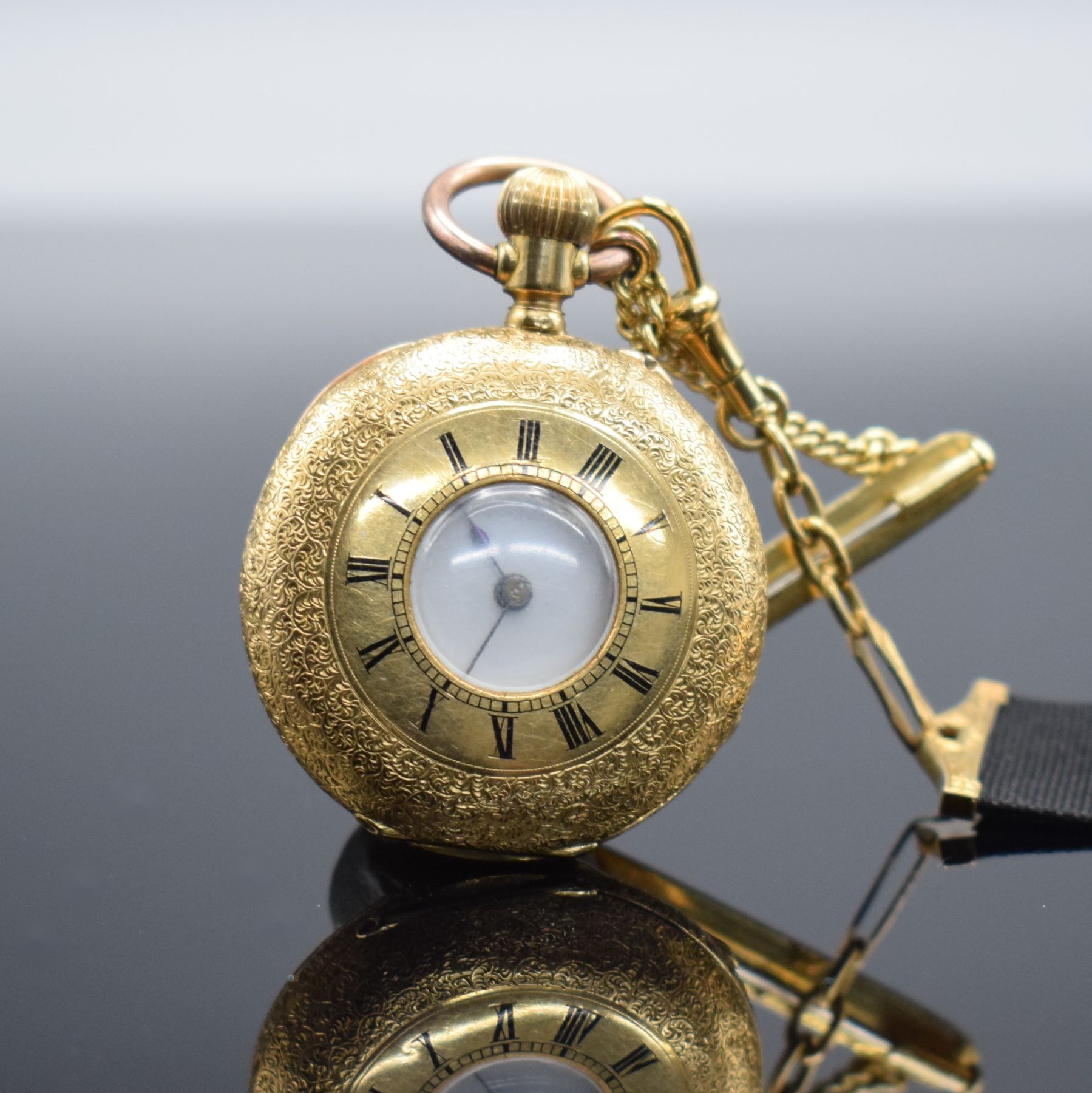 Detail d: Halbsavonette in GG 750/000 mit Anstecknadel in GG 750/000 & Chatelaine mit Goldmonturen in GG 585/000, Schweiz um 1870, Anstecknadel & Chatelaine ...