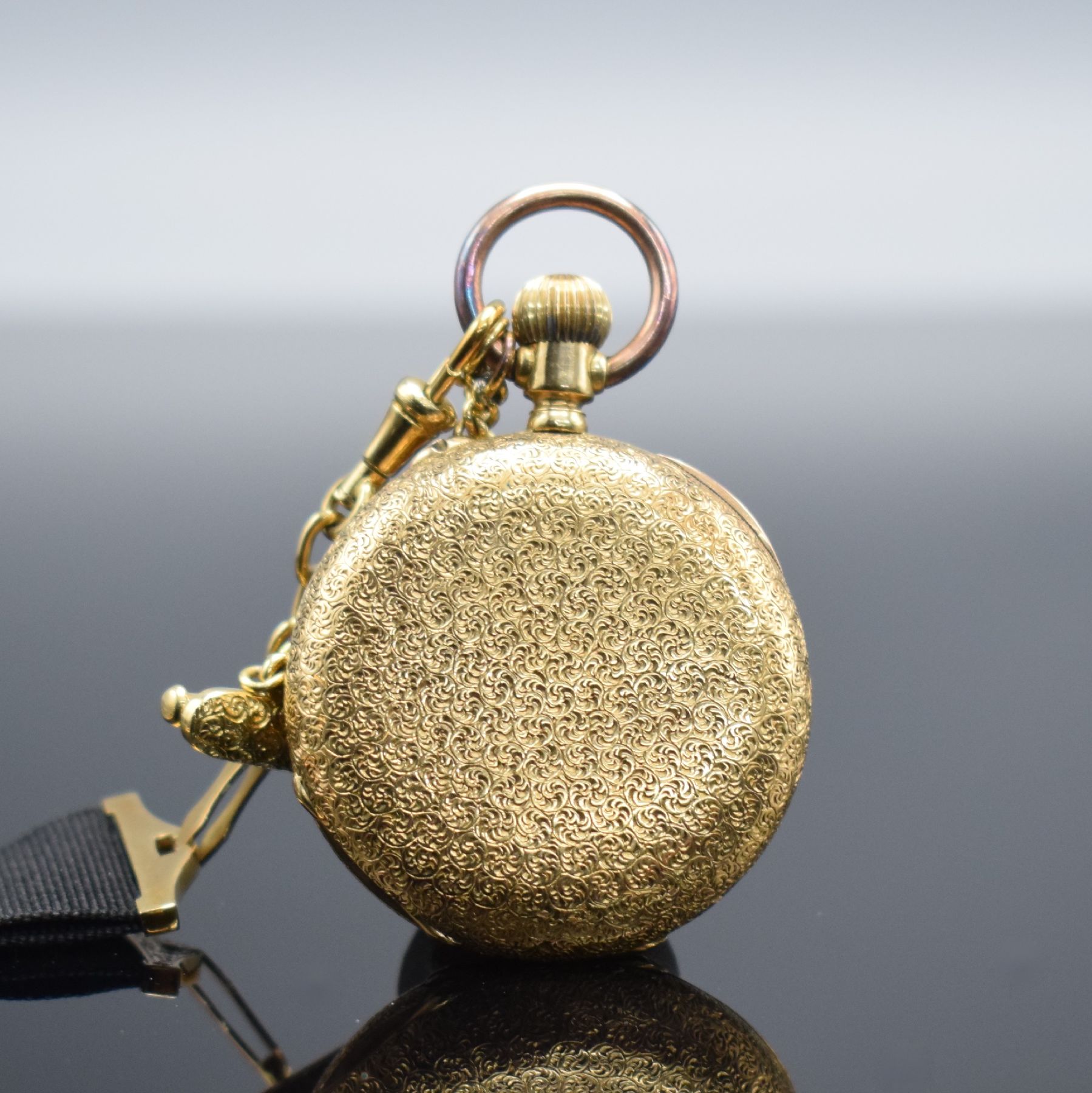 Detail e: Halbsavonette in GG 750/000 mit Anstecknadel in GG 750/000 & Chatelaine mit Goldmonturen in GG 585/000, Schweiz um 1870, Anstecknadel & Chatelaine ...