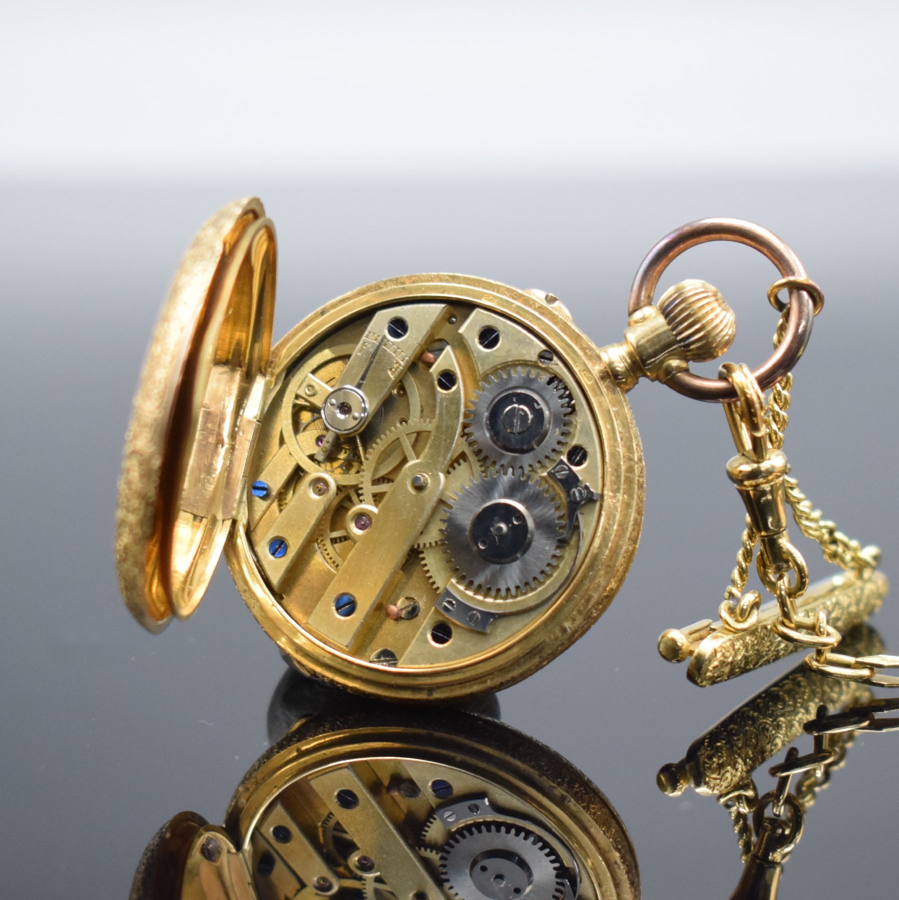 Detail g: Halbsavonette in GG 750/000 mit Anstecknadel in GG 750/000 & Chatelaine mit Goldmonturen in GG 585/000, Schweiz um 1870, Anstecknadel & Chatelaine ...