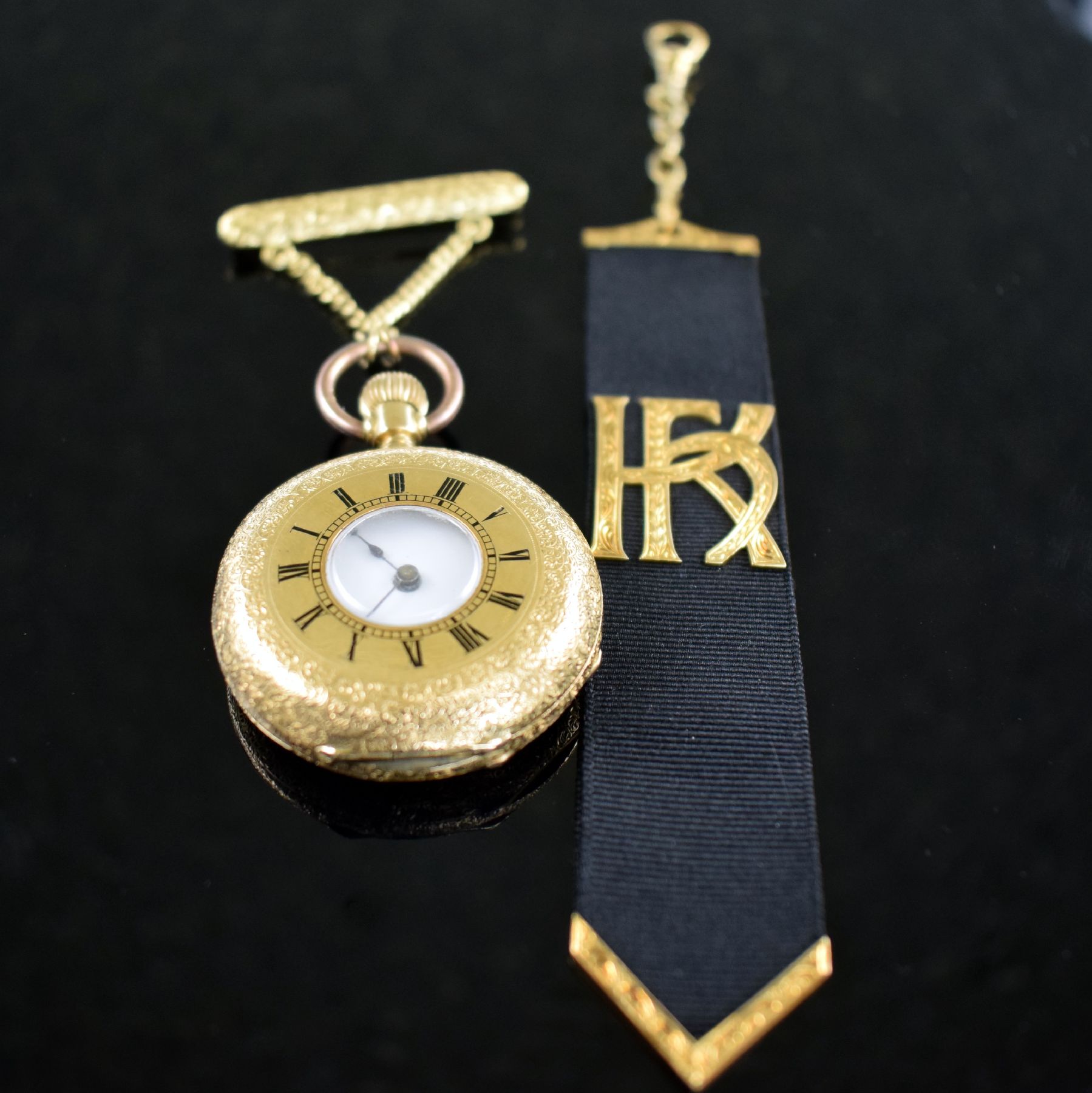 Detail i: Halbsavonette in GG 750/000 mit Anstecknadel in GG 750/000 & Chatelaine mit Goldmonturen in GG 585/000, Schweiz um 1870, Anstecknadel & Chatelaine ...