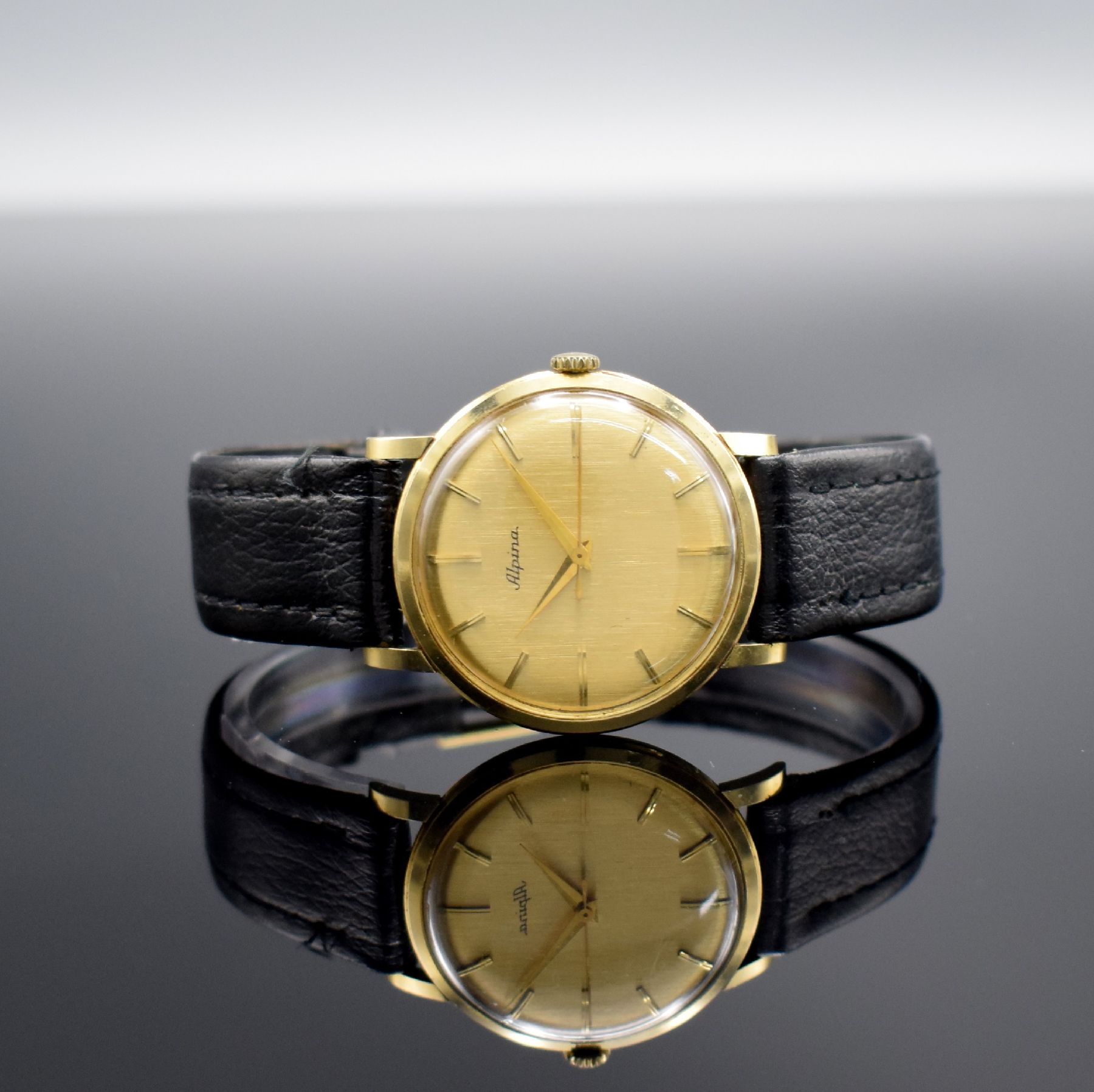 ALPINA Herrenarmbanduhr in GG 585/000, Schweiz um 1960, Handaufzug, 3-teil. Gehäuse, Boden & Glasrand aufgedr., gold. Zifferbl. m. aufges. ...